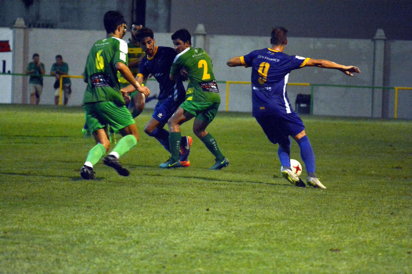 Álex Seger (2) pugna con el albirrojo Alberto durante el Trofeo Alcalde.