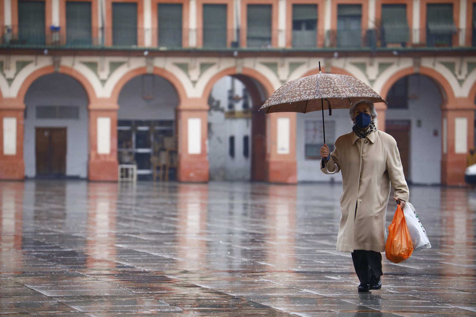 Fotografías: La lluvia protagoniza en Córdoba el inicio del cierre perimetral