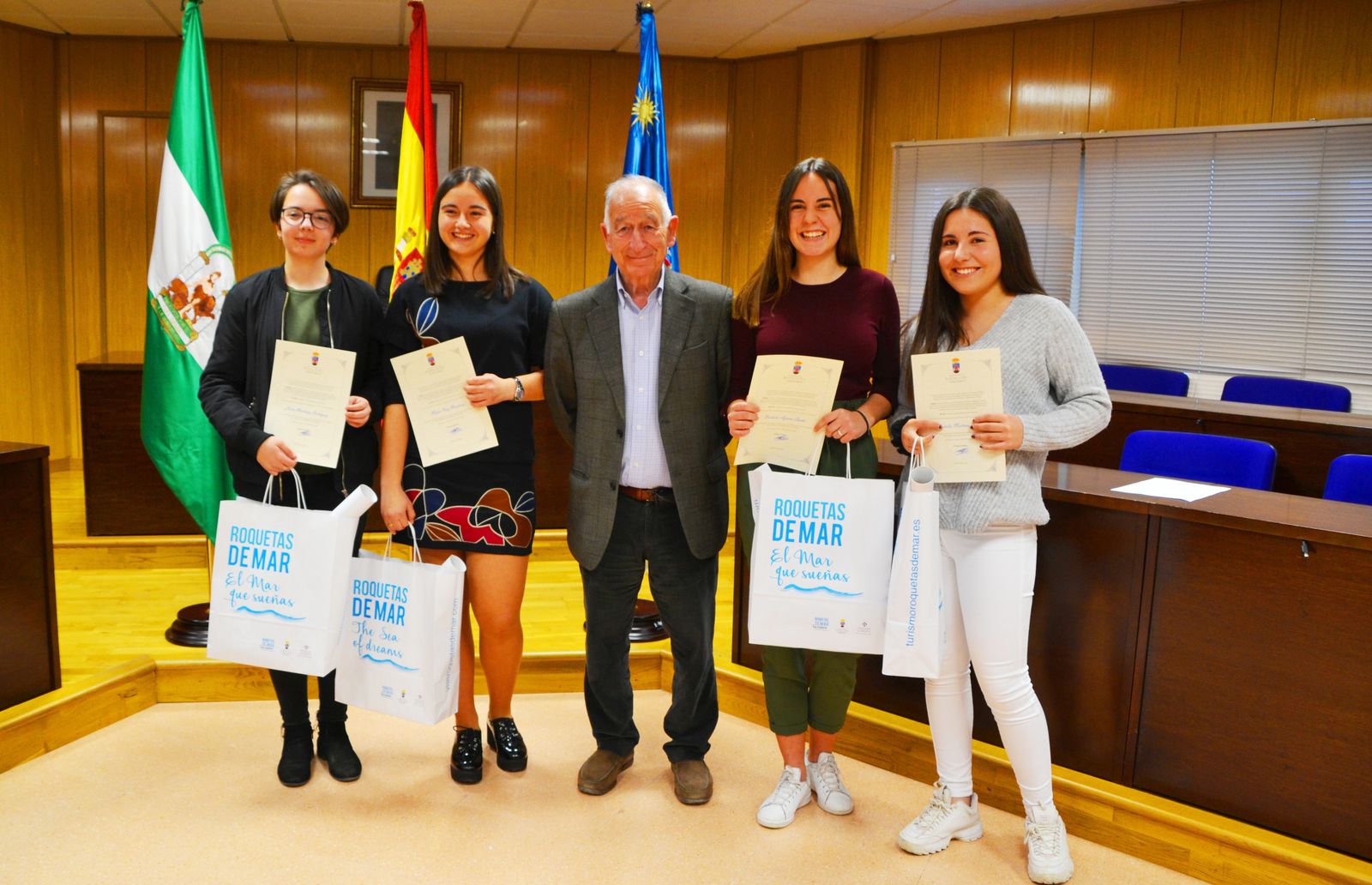 Gabriel Amat, con las cuatro estudiantes de Roquetas que se marcharán al extranjero.