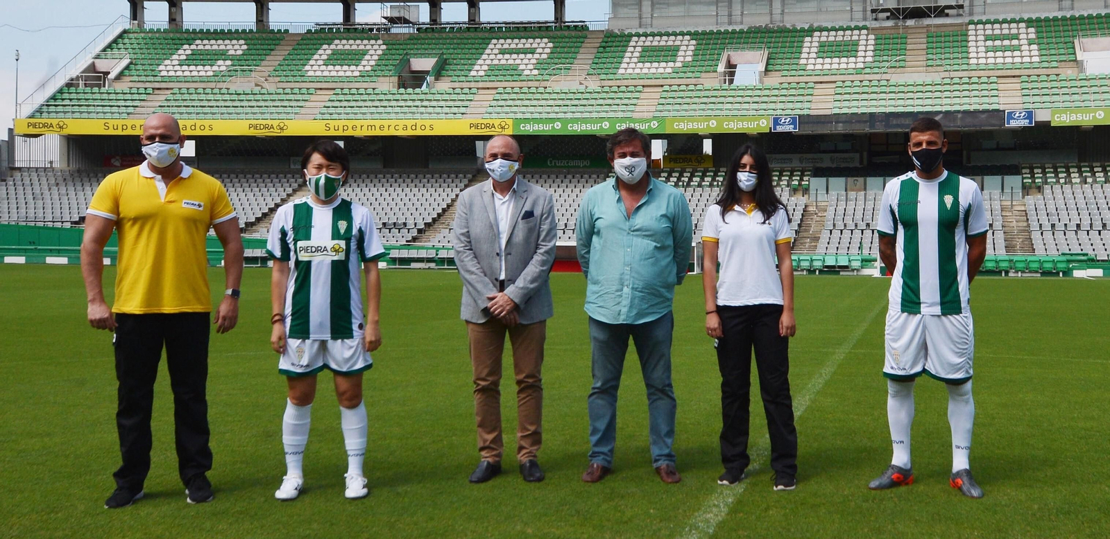 Javier González Calvo y Javier Piedra, junto a empleados de la firma cordobesa y jugadores del CCF.