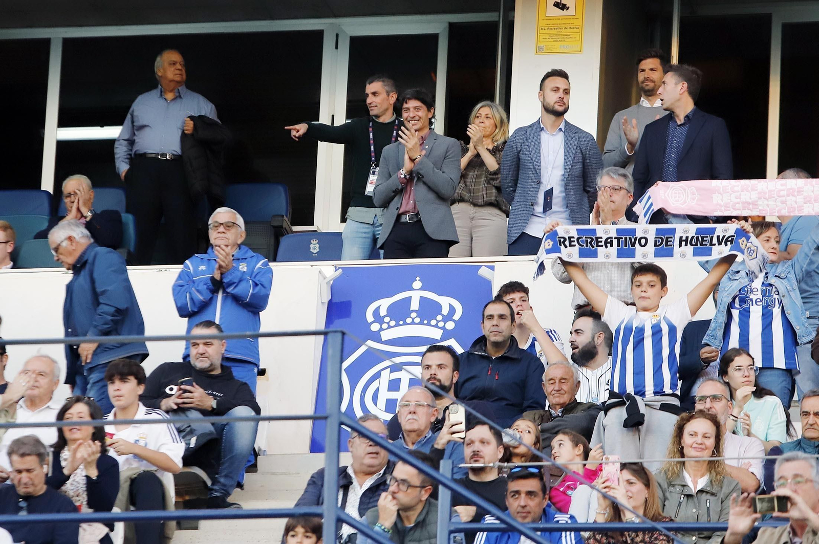 Gran ambiente en las gradas del Nuevo Colombino para el Recre-At Sanluqueño, en imágenes
