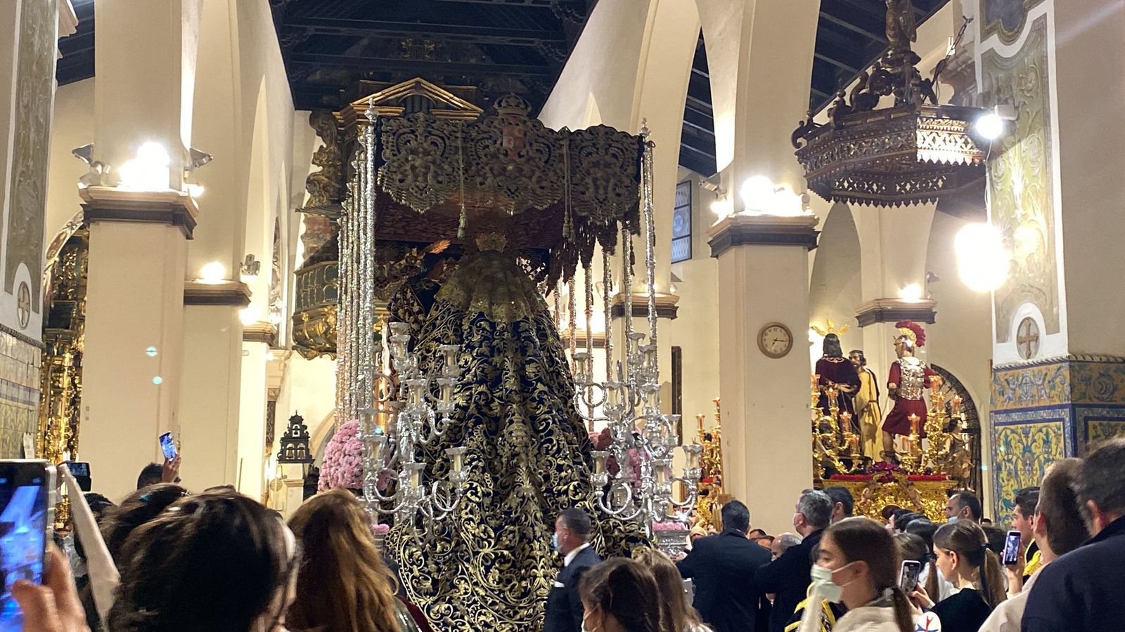 El paso de la Virgen del Dulce Nombre se traslada en el interior de San Lorenzo.