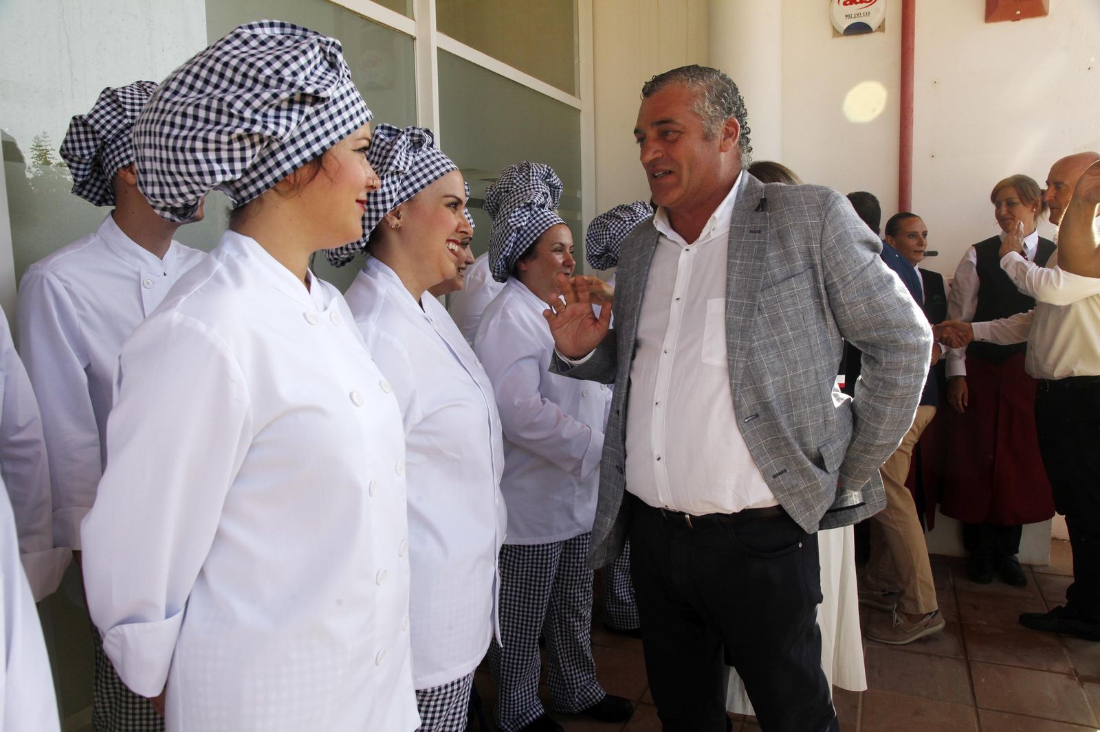 El consejero Javier Carnero conversa con alumnas del centro.