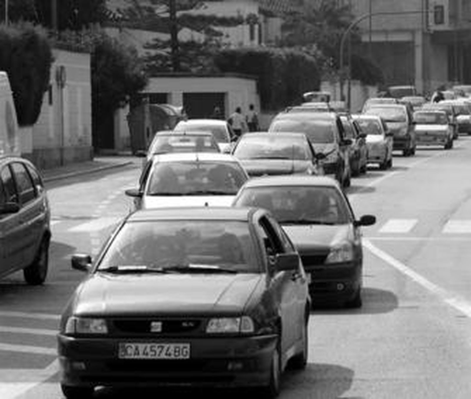 Tráfico en el entronque de la avenida León Herrero con la calle Arenal.