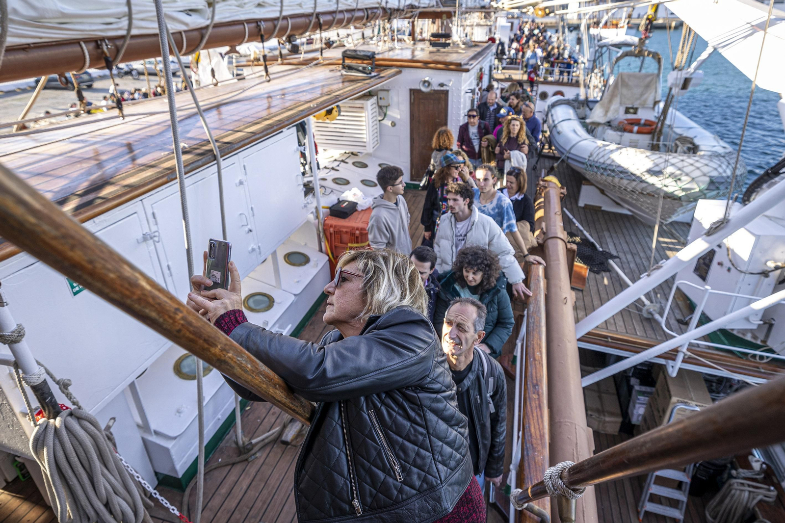Imágenes de las visitas al buque 'Juan Sebastián del Elcano' en Cádiz
