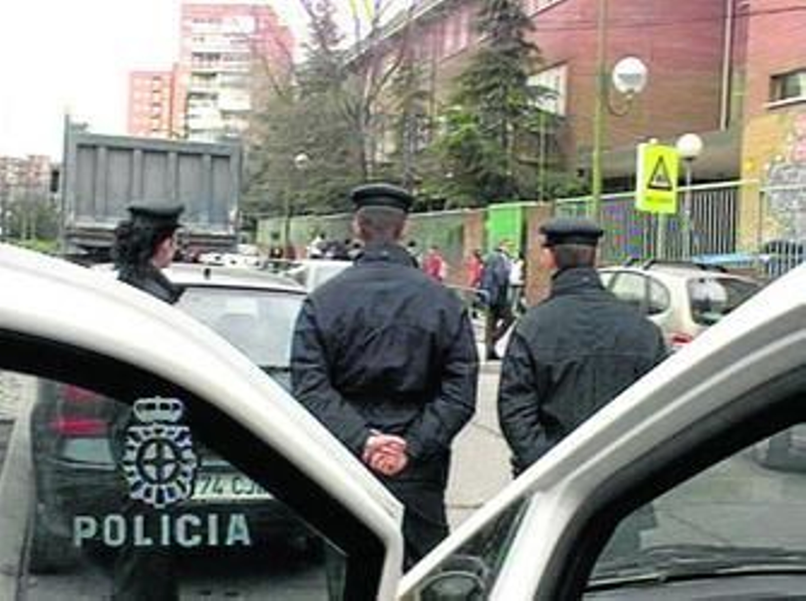 Agentes de la Policía Nacional durante una patrulla rutinaria en las proximidades de un centro educativo.