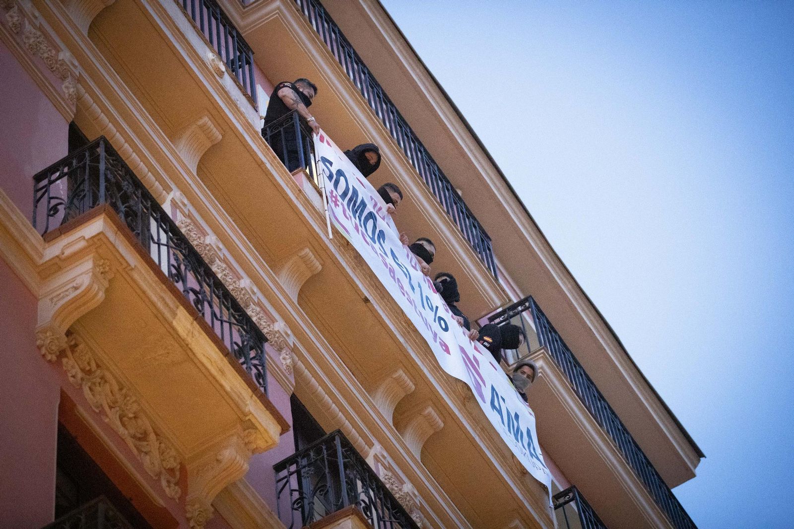 Todas las imágenes de la concentración frente al edificio okupado en el centro de Granada