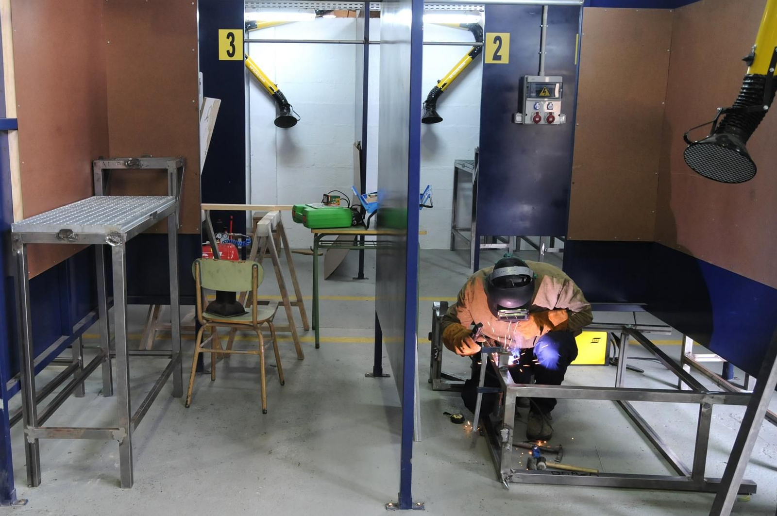 Un alumno de soldadura del IES Las Salinas, en una imagen de archivo.