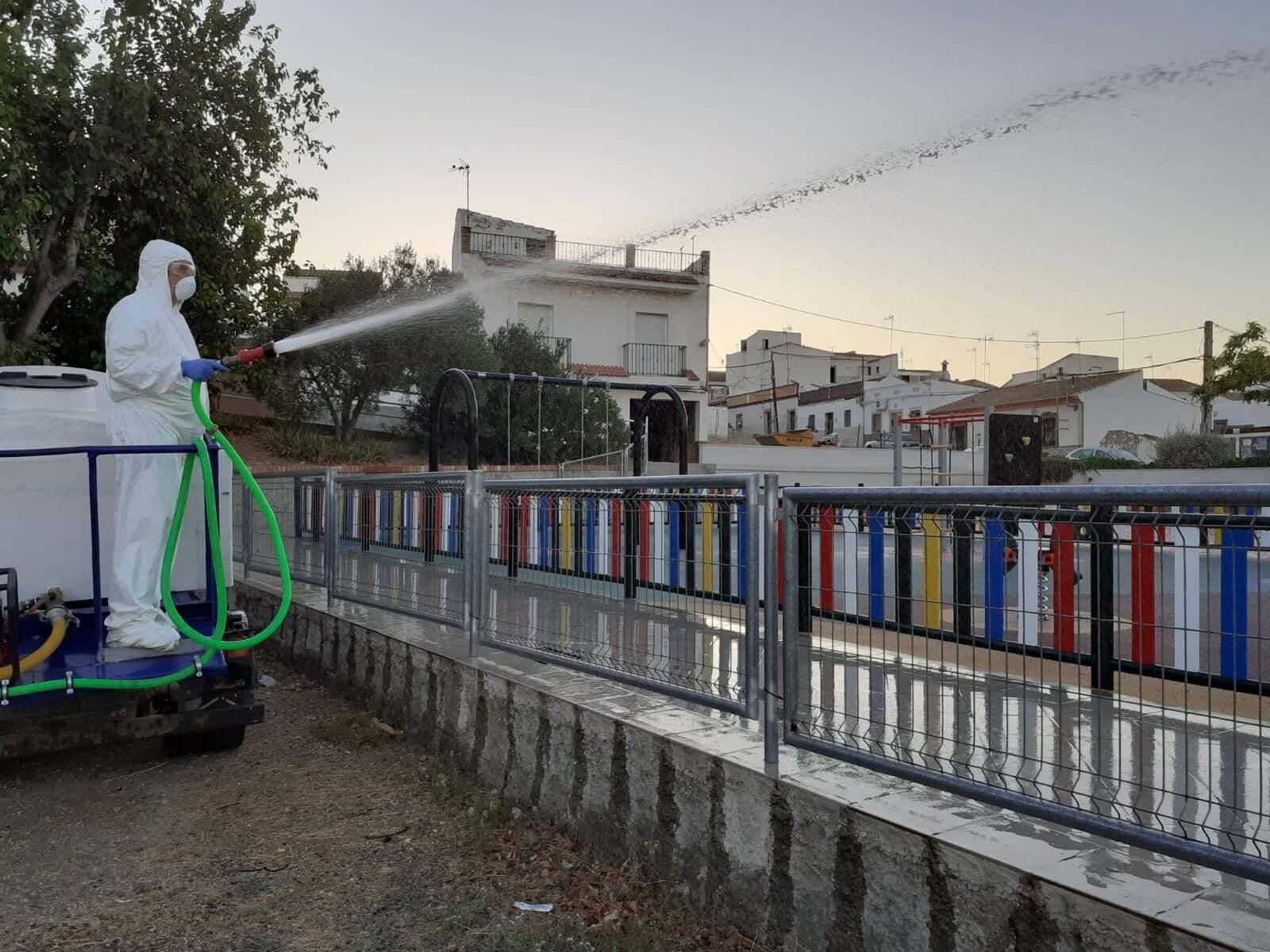 Un operario desinfecta un parque infantil en Fuente Carreteros.