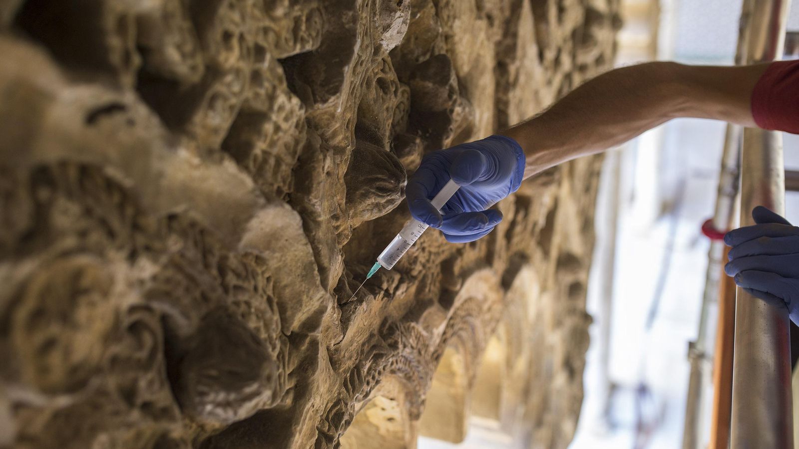 Fijación de elementos y sellado de grietas.