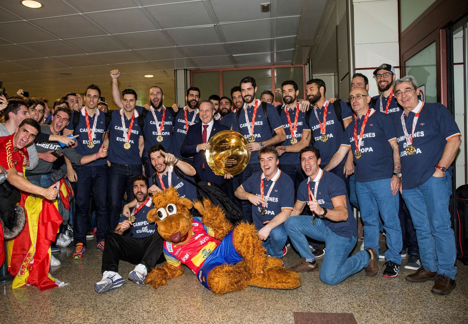 Los jugadores de la selección española posan con el título de campeones de Europa a su llegada a Madrid.