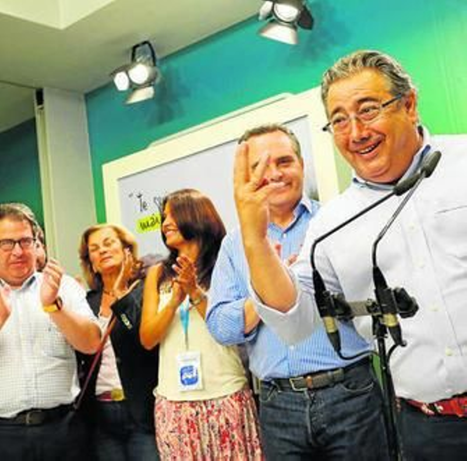 Juan Ignacio Zoido, durante su discurso anoche en el que aún no se conocía la totalidad del escrutinio.