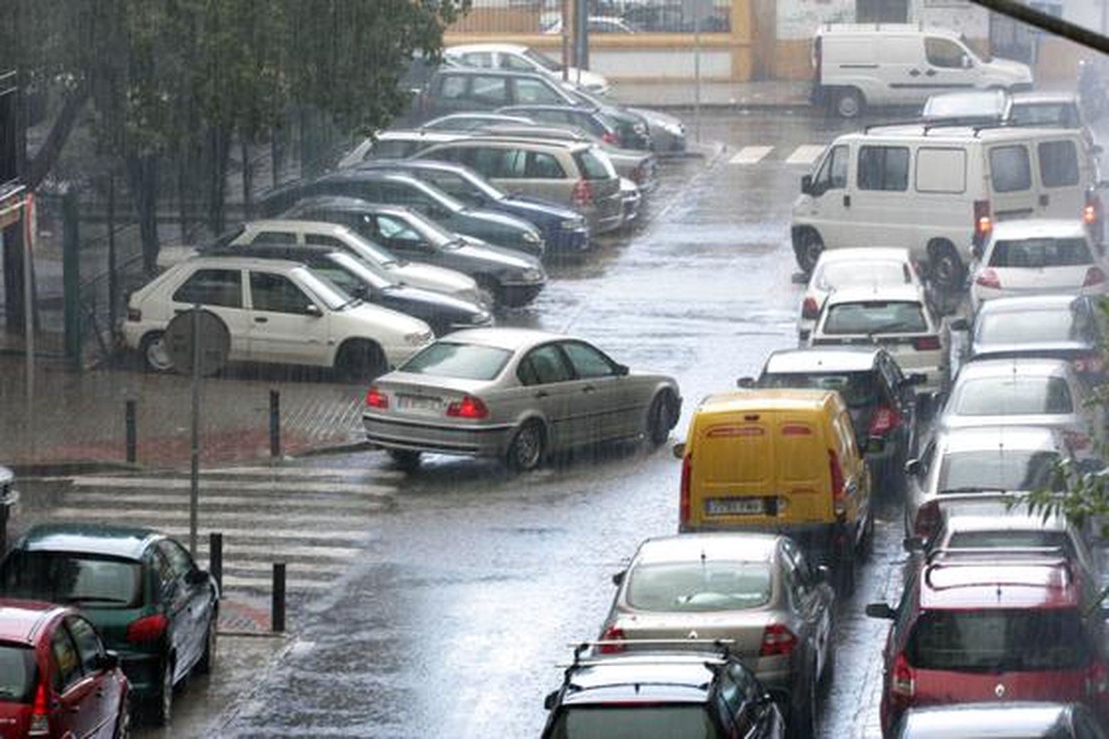 Las continuas precipitaciones han provocado retenciones de tráfico en diversos puntos de la ciudad.

Foto: J. C. Vázquez, B. Vargas y A. Pizarro