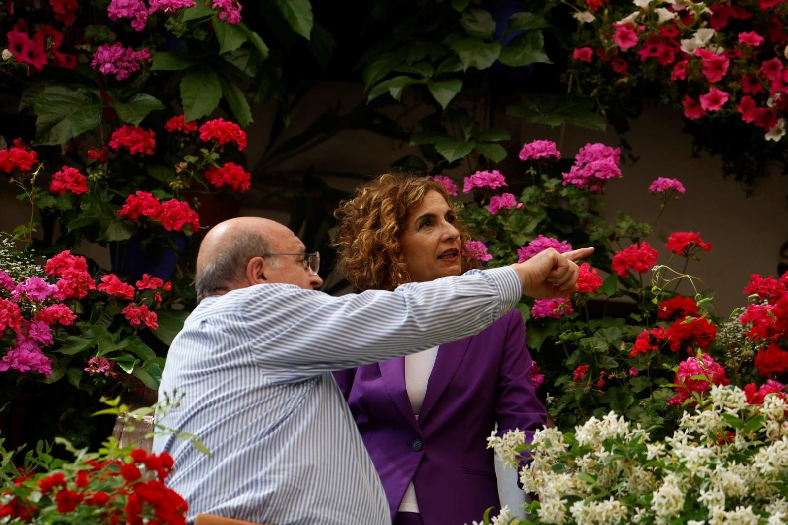 María Jesús Montero visita los patios de Córdoba