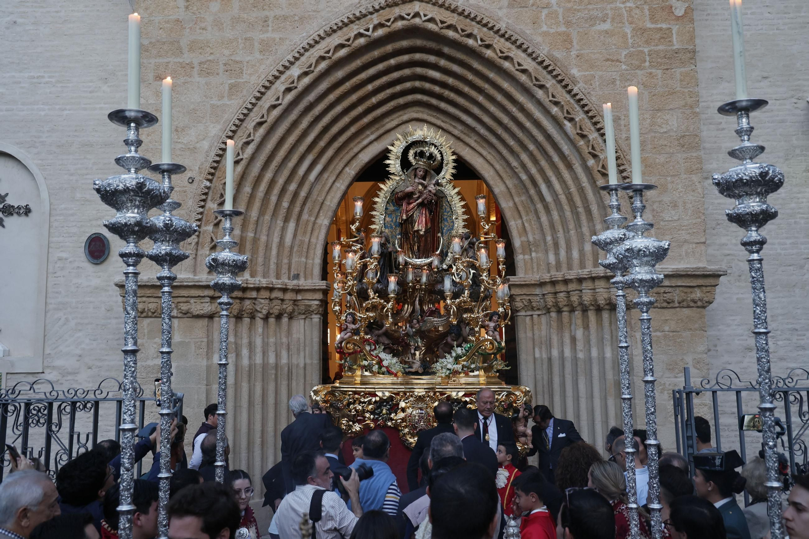 La Reina De los Santos recorre las calles de su barrio