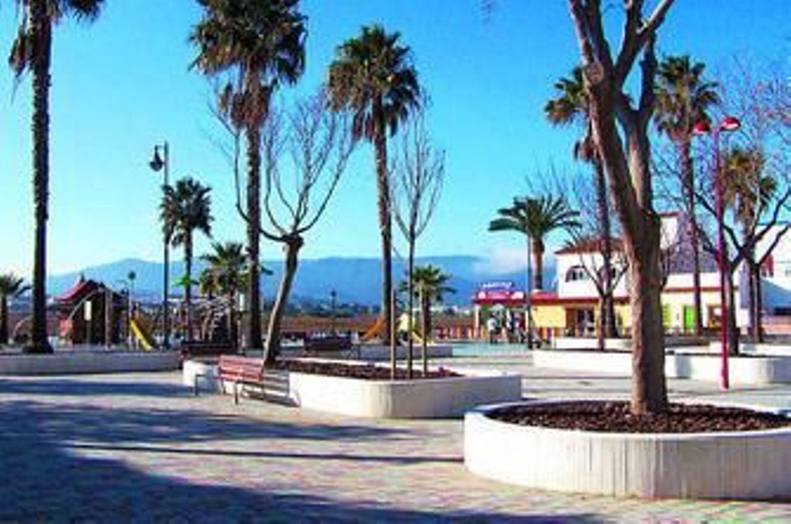 Vista general de la Plaza del Mar de Palmones tras las obras de reforma integral, esta semana.