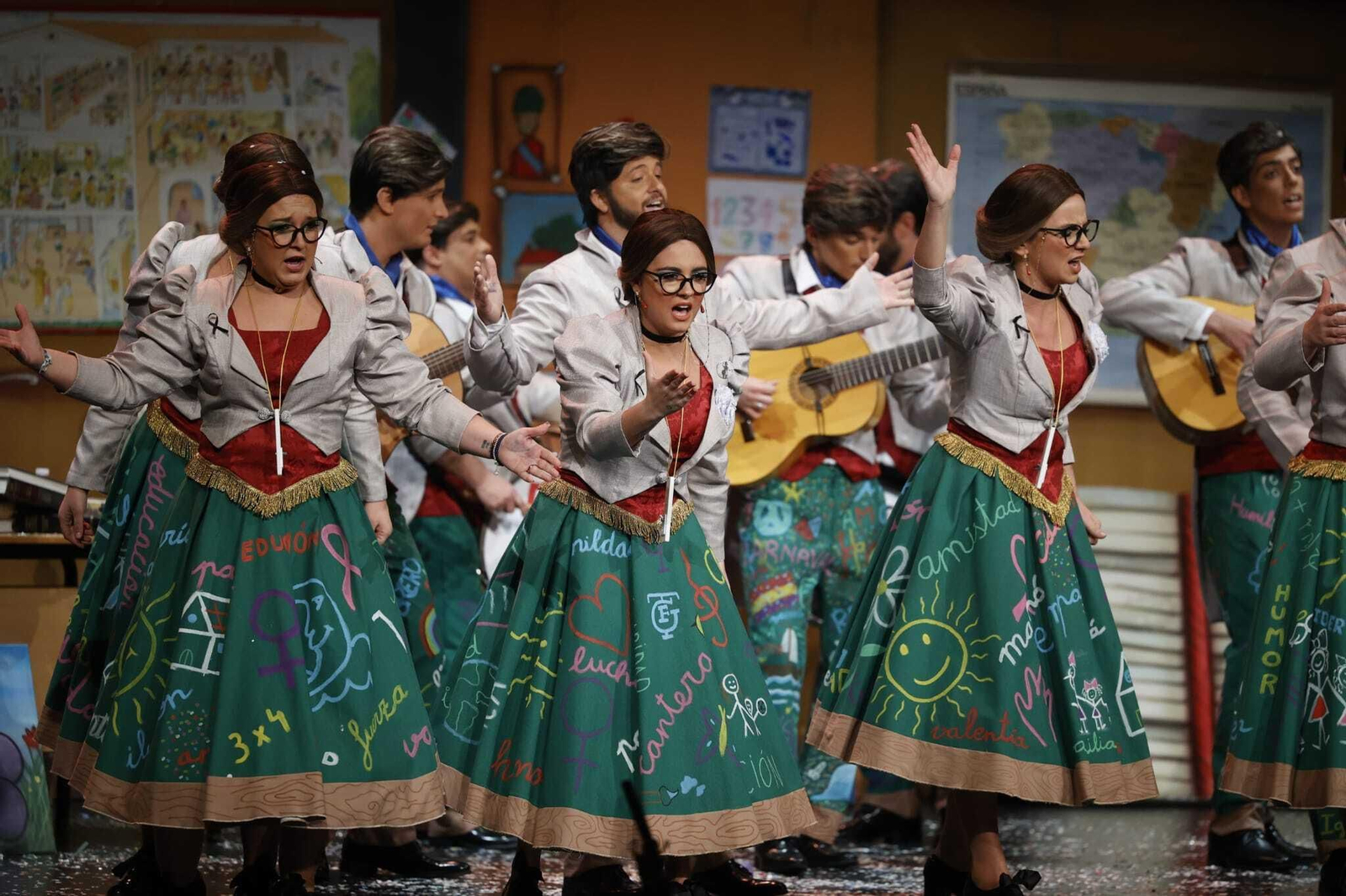 Comparsa 'Las tía de la tiza'.