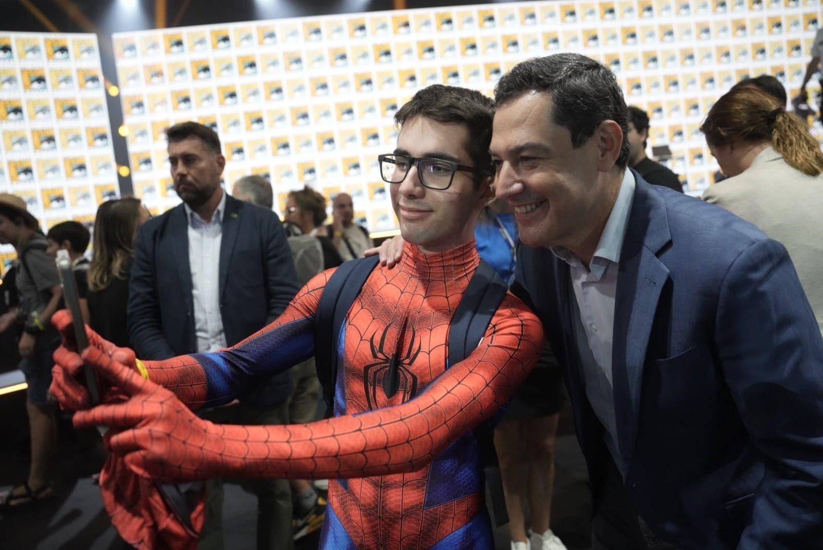 Moreno, este domingo, con uno de los asistentes a la Comic Con.