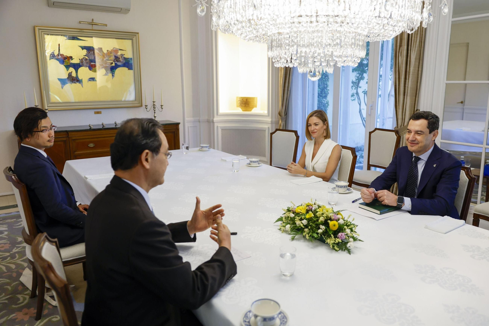 Juanma Moreno en una reunión previa a su viaje a Japón con el embajador nipón en Madrid.