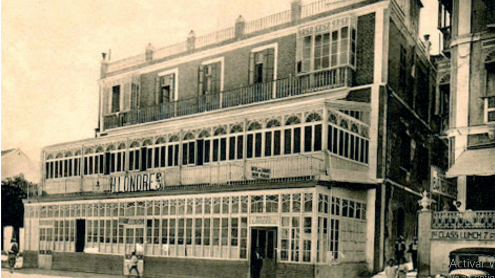 Una vista del Hotel Londres tomada hacia el año 1929. Véanse, en la planta baja, la marquesina cerrada y acristalada que se utilizaba como comedor (Colección de Javier Castro).