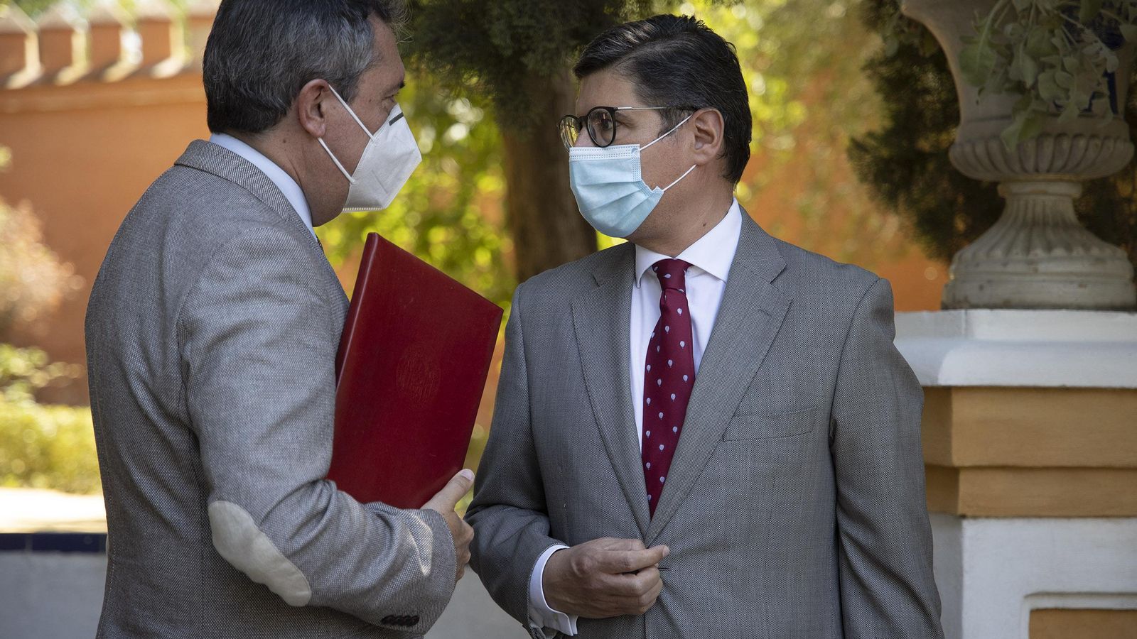 El alcalde, Juan Espadas, conversa con el portavoz de Ciudadanos, Álvaro Pimentel.