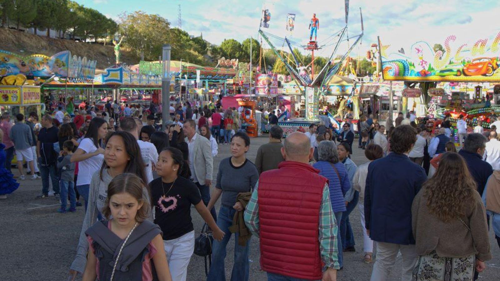 Ambiente entre las atracciones durante la tarde del viernes.