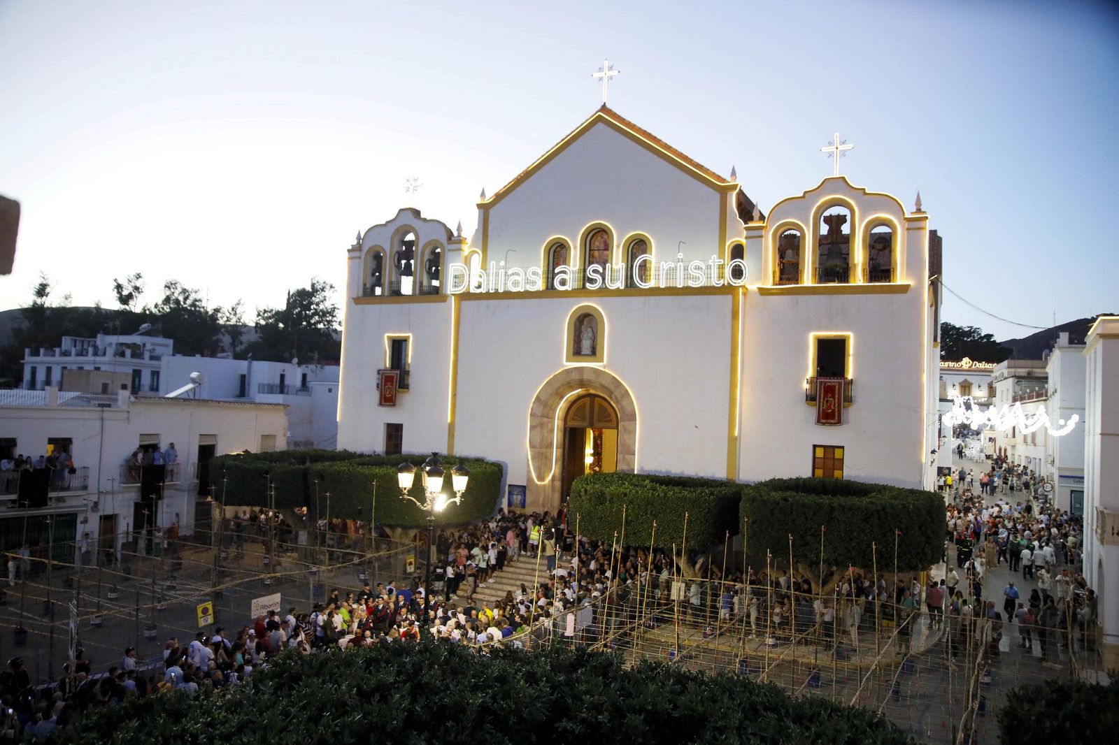 Las imágenes de la misa vespertina y procesión del Cristo de la Luz de Dalías