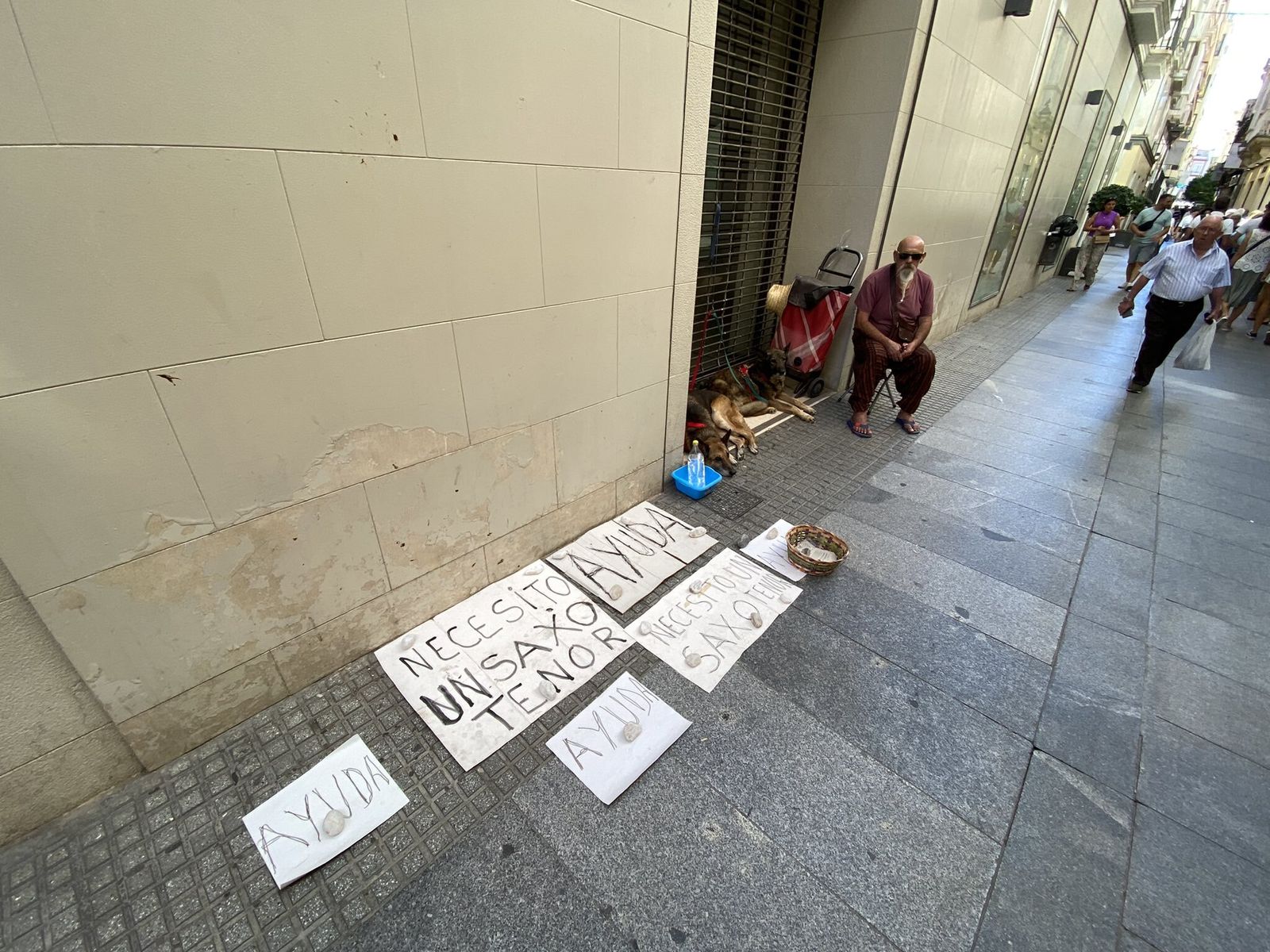 El músico que pedía ayuda para comprarse un saxofón, ayer por la mañana