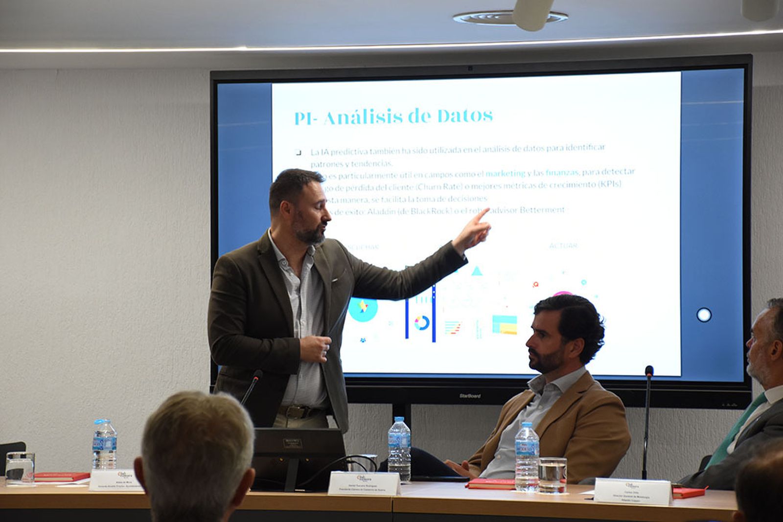 Imágenes de la jornada 'Nuevos modelos de negocio gracias a la Inteligencia Artificial y banca web3' en el Club Cámara de Comercio