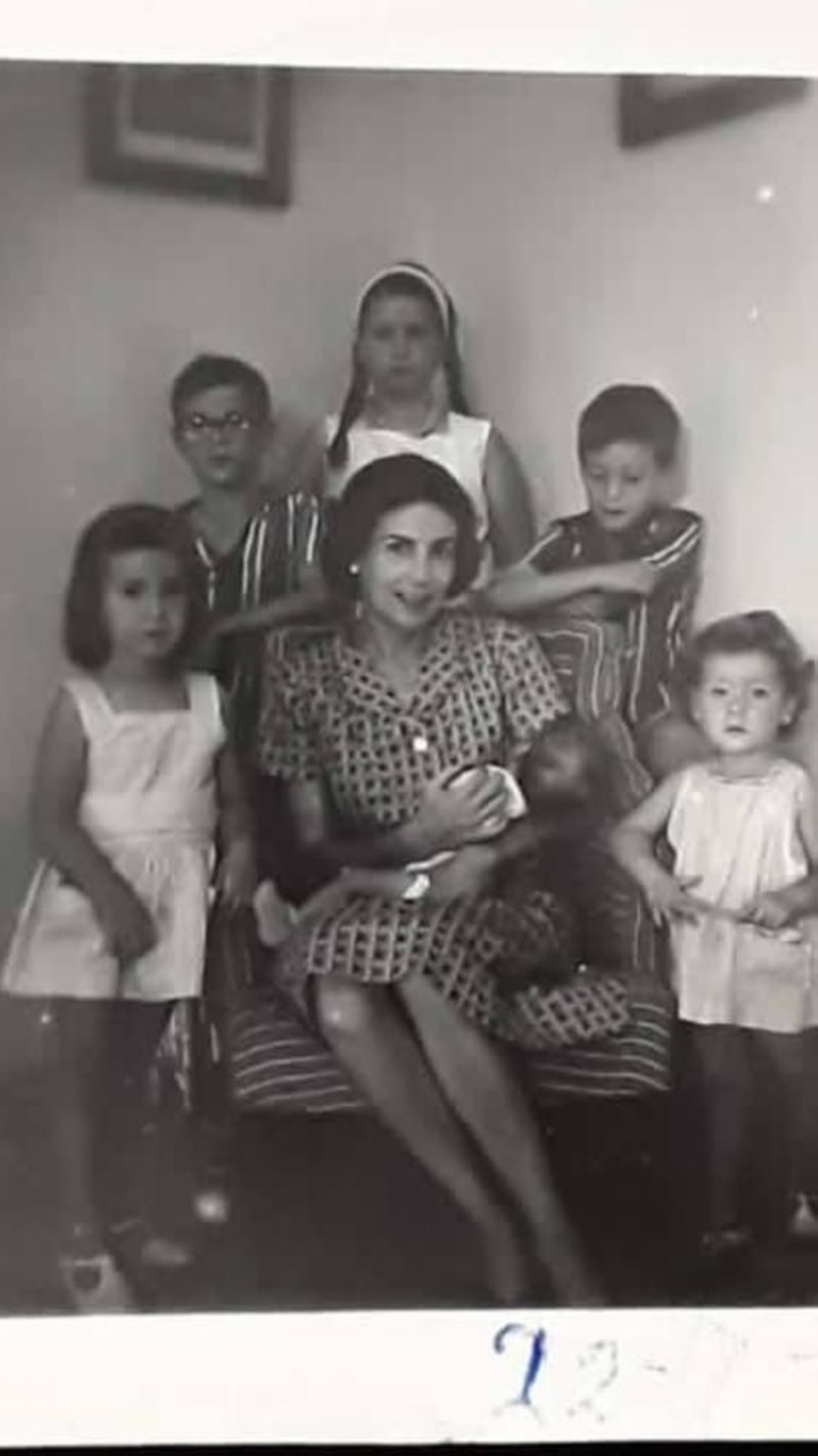 Una foto familiar de María de Sobrino con sus hijos en el año 1962.