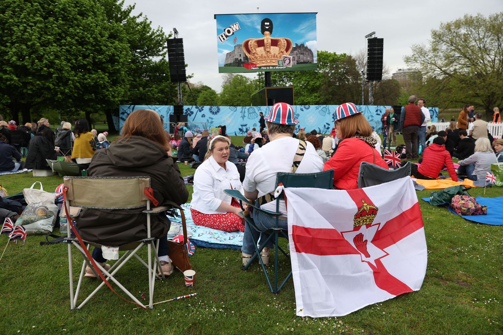 Los ciudadanos apoyan a Carlos III en el día de su coronación