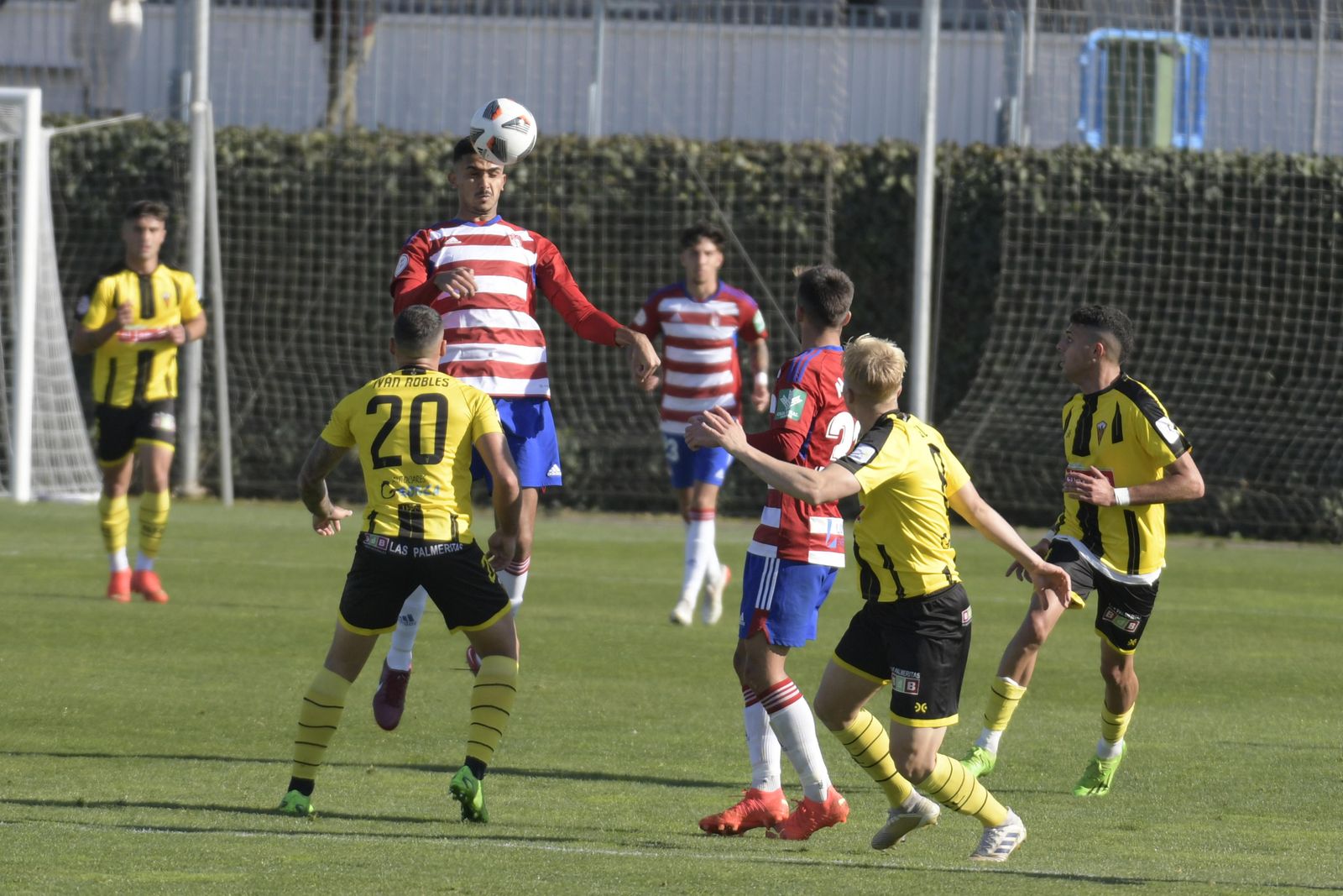 Youness cabecea la pelota en el encuentro ante el San Roque.