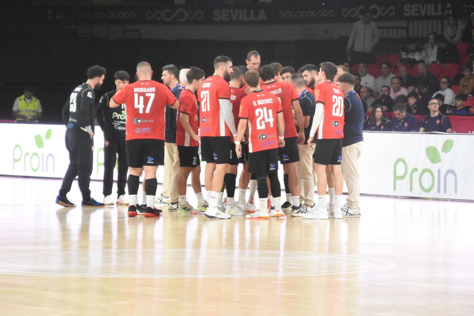 El Cajasol Sevilla BM Proin, en un tiempo muerto en el partido de Copa disputado en el Palacio de los Deportes.