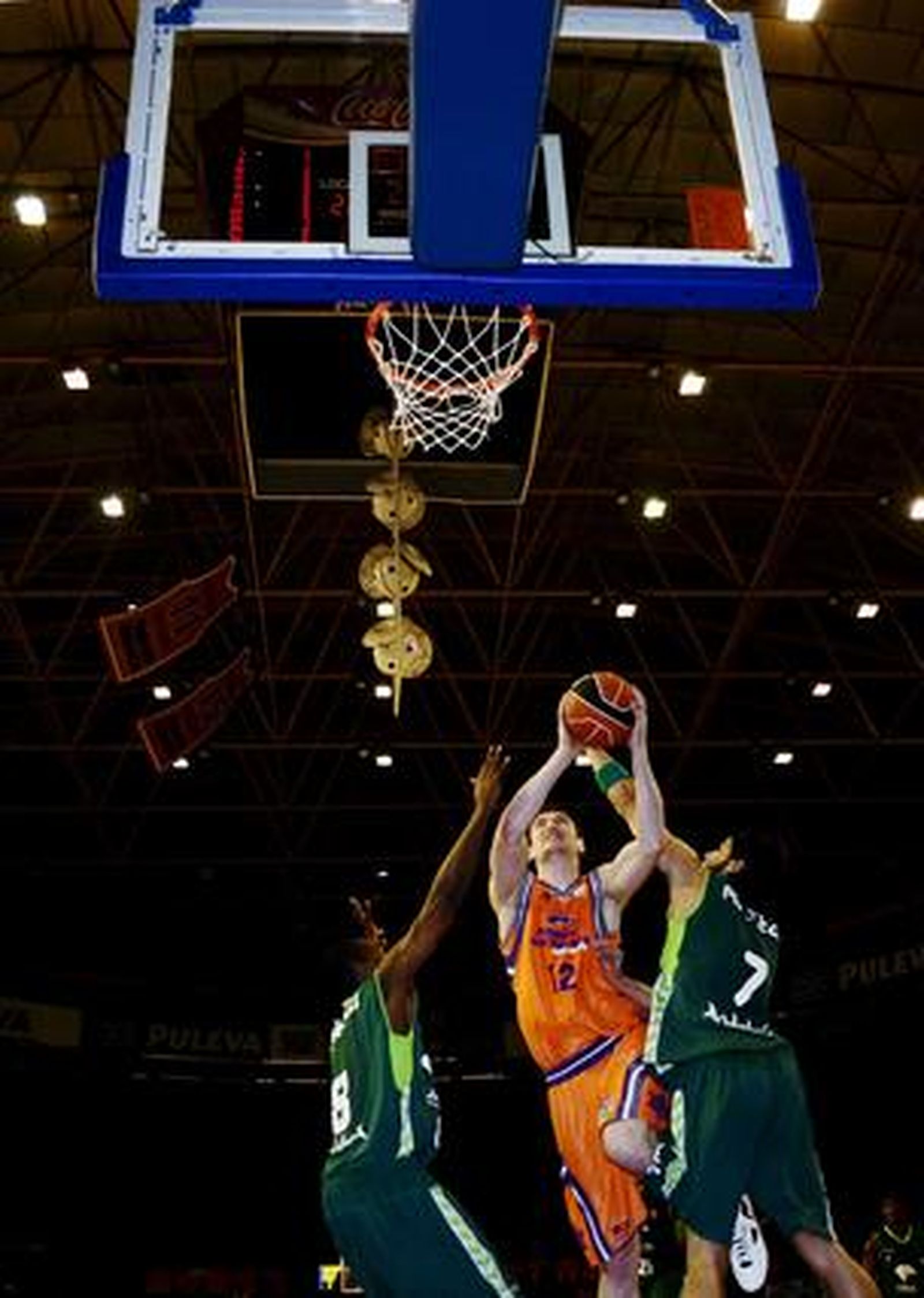El Unicaja cae ante el Valencia lastrado por una mala primera parte. / EFE