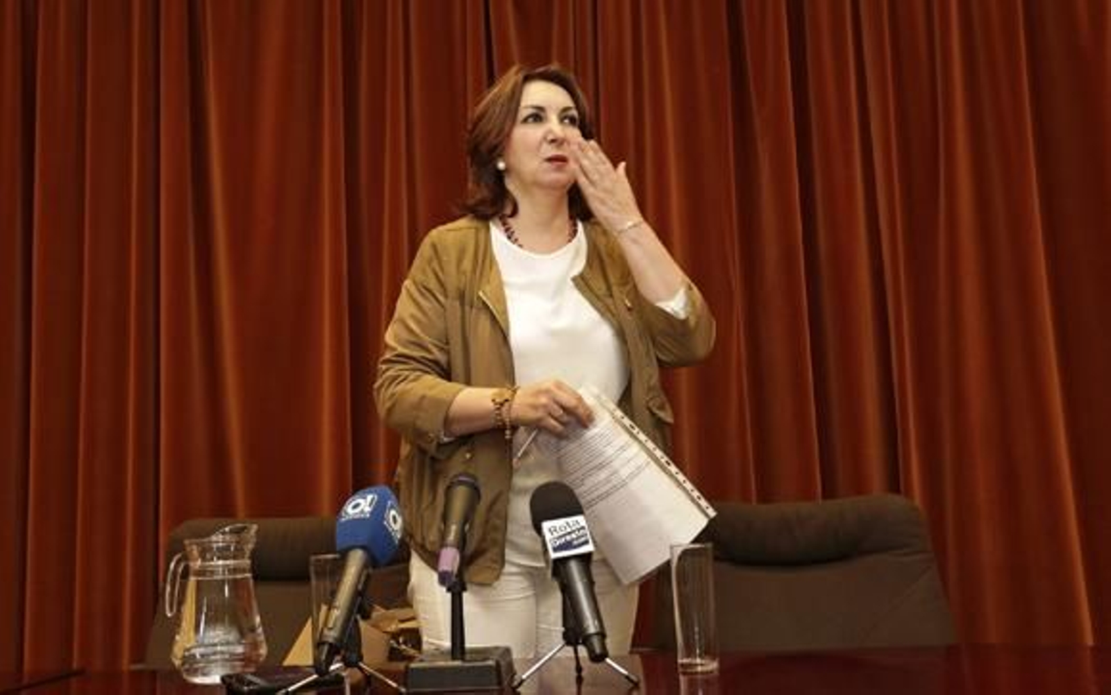 Corrales lanza un beso al público que le acompañó ayer en Rota. /Fito Carreto