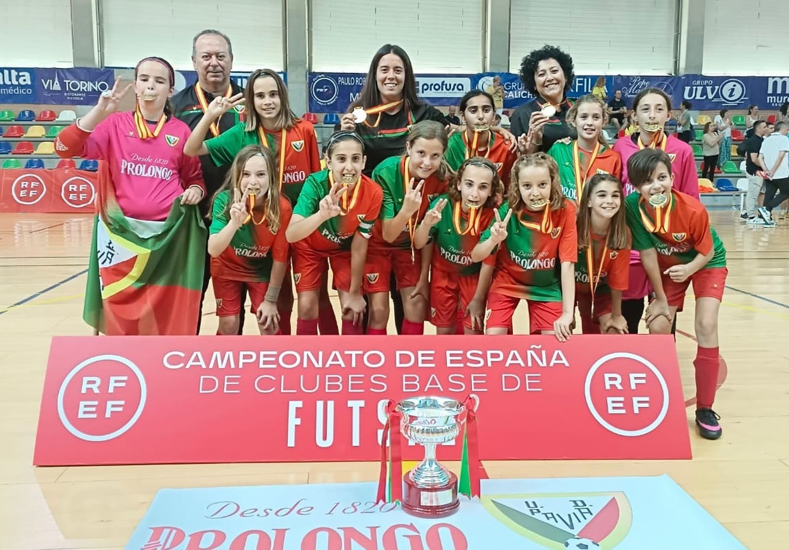 Las chicas del alevín del Pavía, con sus medallas de oro de campeonas de España