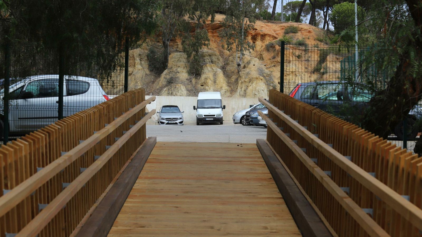 La pasarela da a los aparcamientos de Licinio de la Fuente.