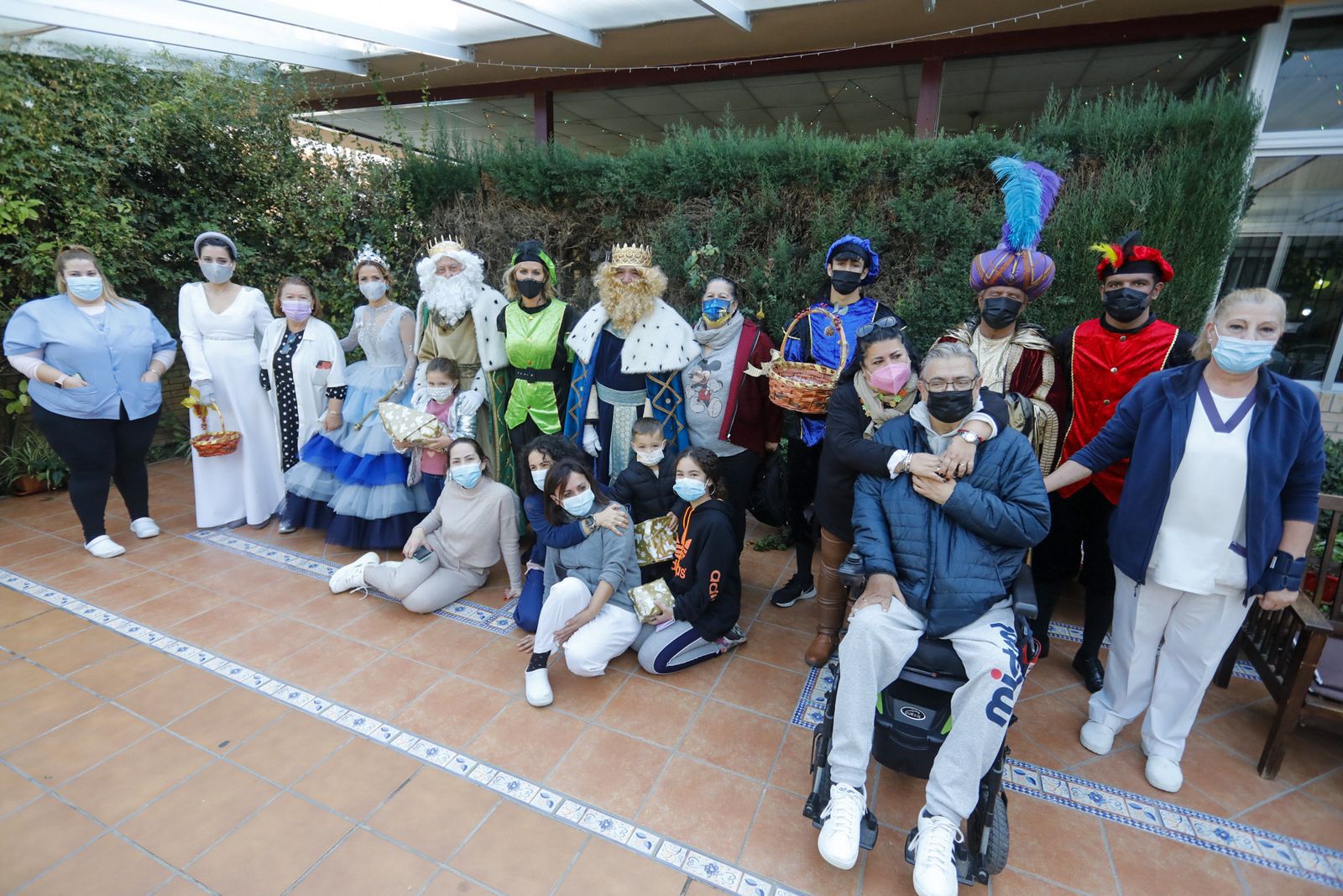 Imágenes de la visita de los Reyes Magos a los hospitales y residencias de mayores de Huelva
