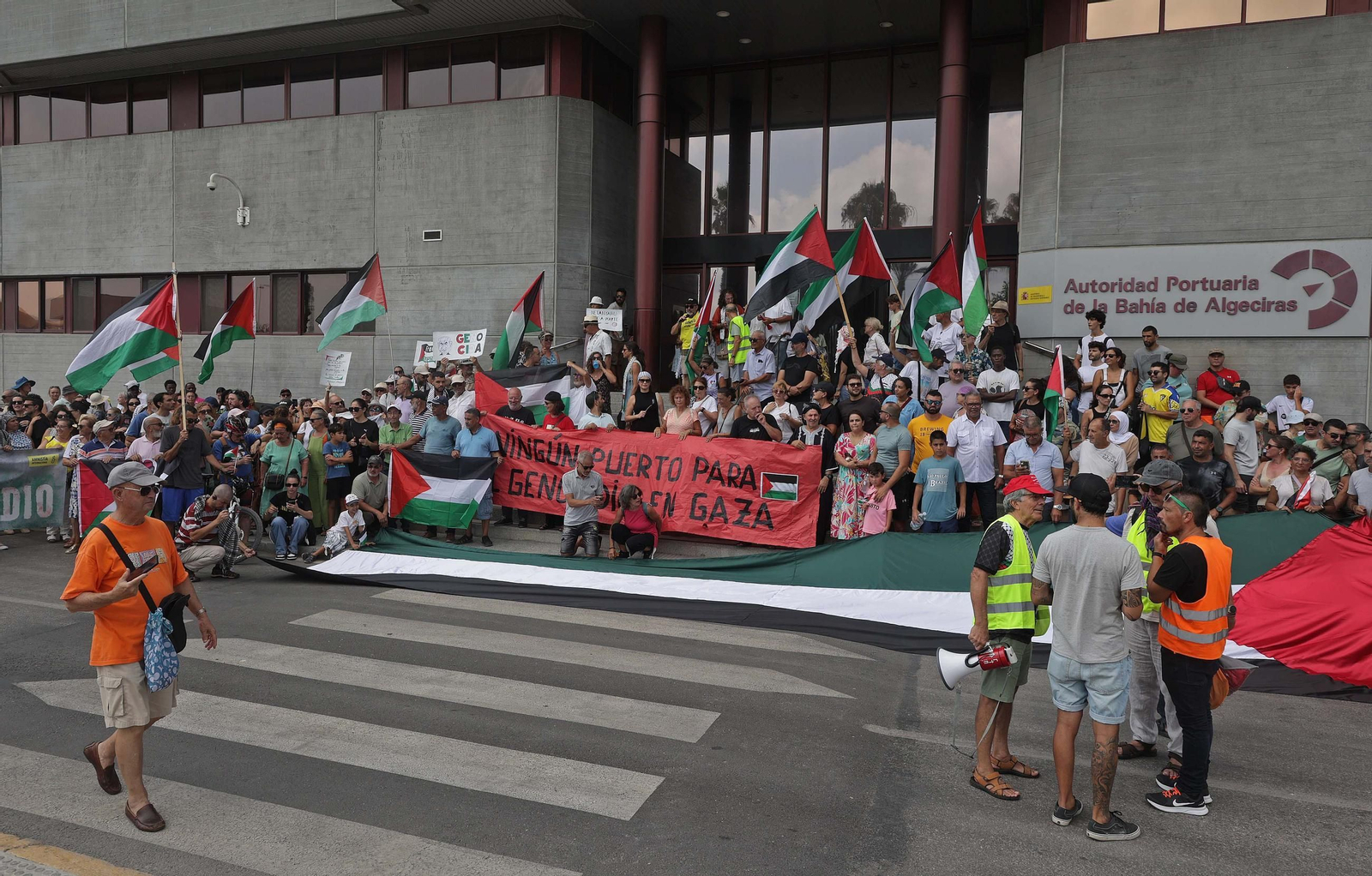 Fotos de la manifestación contra el uso del Puerto de Algeciras, para las operaciones de abastecimiento de Israel en la guerra con Gaza