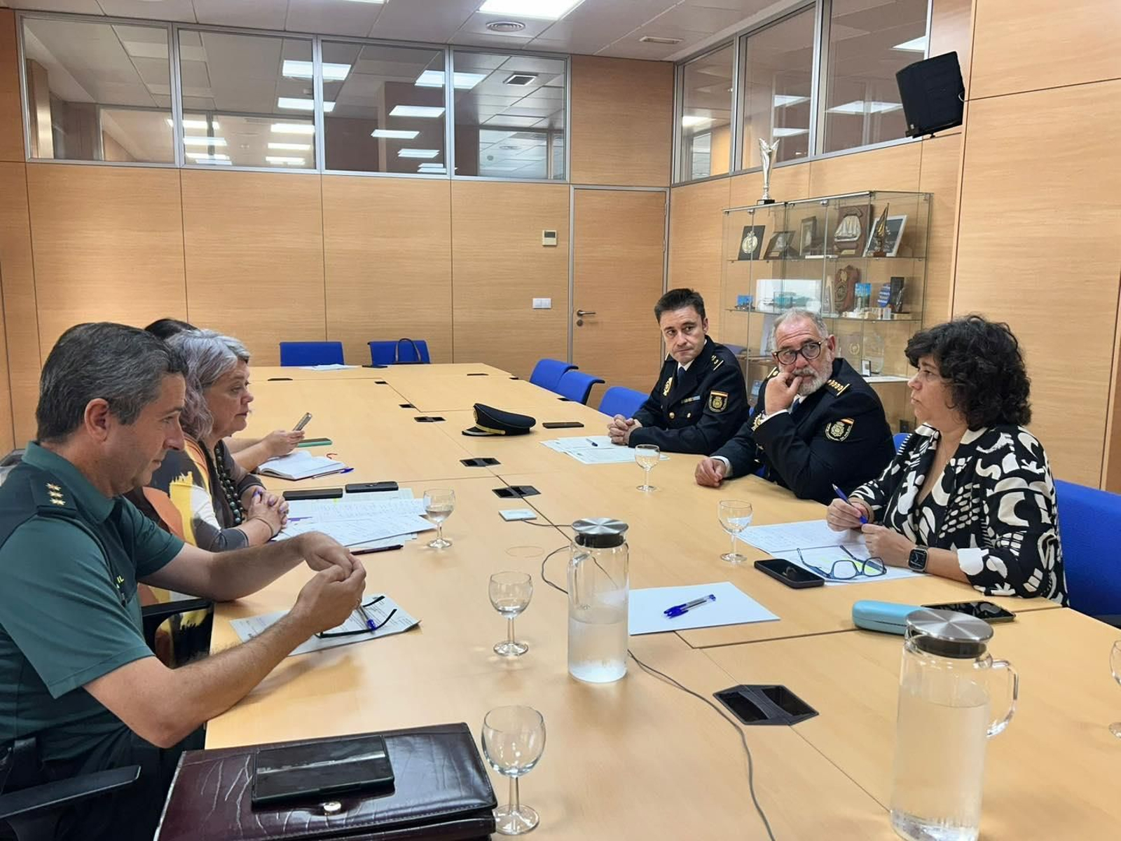 La alcaldesa de Sanlúcar, Carmen Álvarez, reunida en Cádiz con la subdelegada del gobierno, Blanca Flores, y mandos de la Policía Nacional y la Guardia Civil.