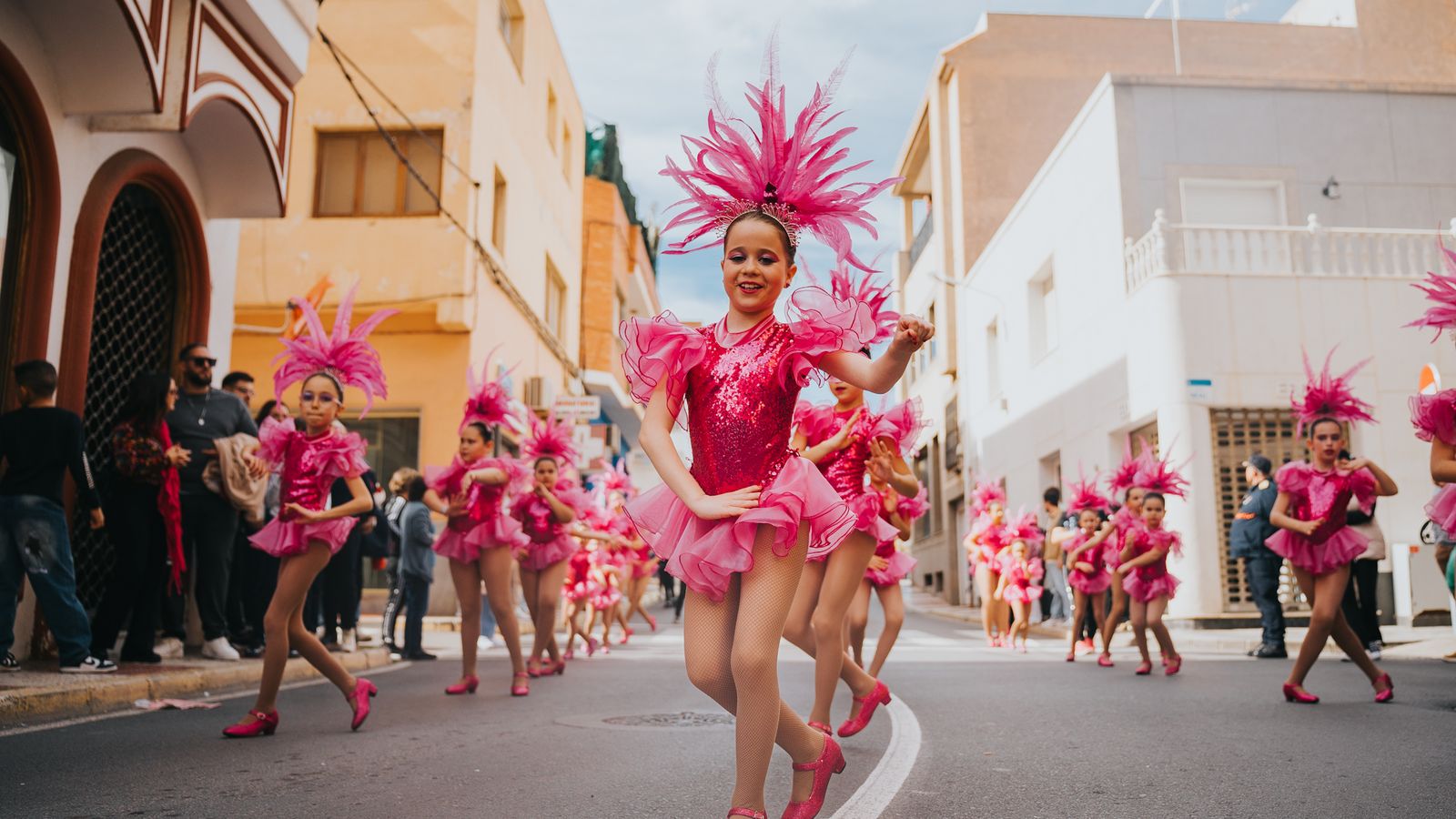 En Roquetas, el desfile fue espectacular con una alta participación.