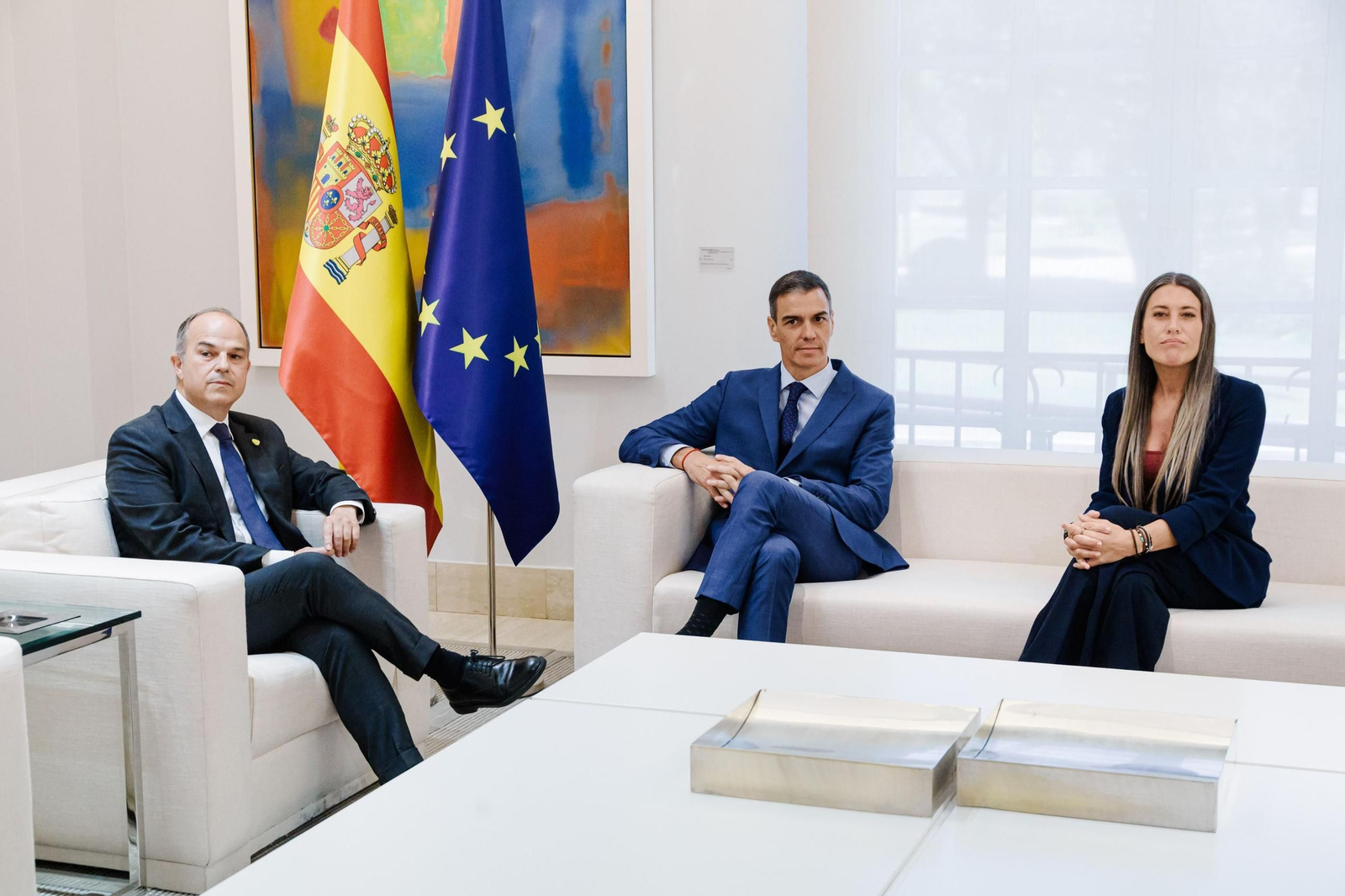 Pedro Sánchez junto a Jordi Turull y Miriam Nogueras.
