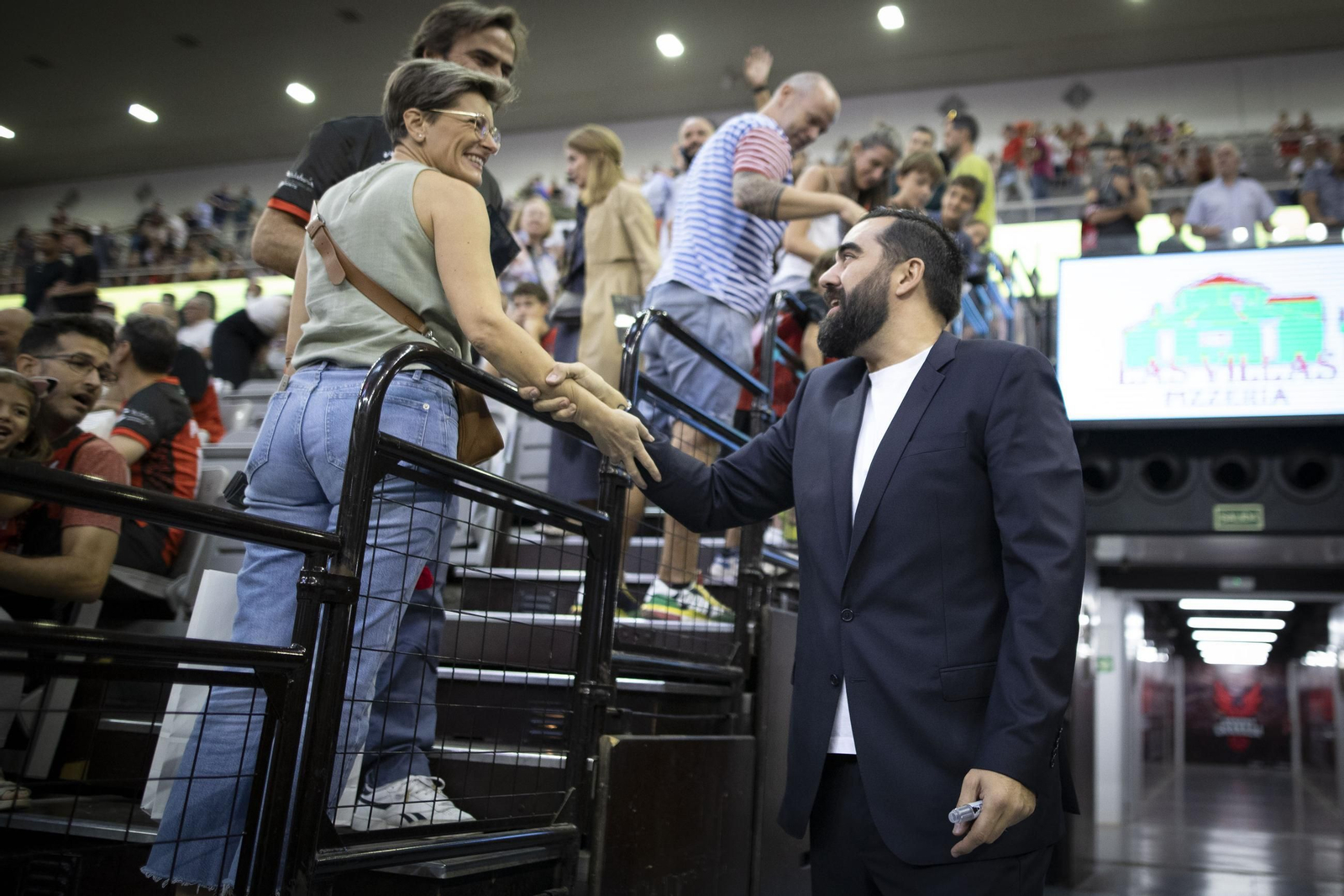 Ramón Díaz saluda a unos aficionados antes del encuentro