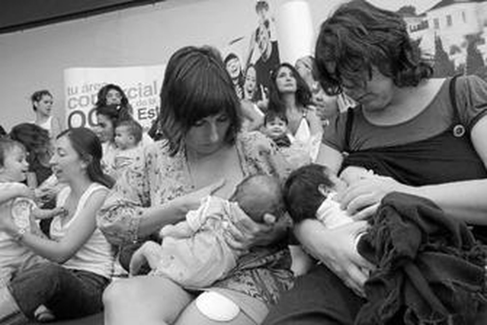 Varias madres dan de mamar a sus pequeños, ayer, en el centro Vialia.