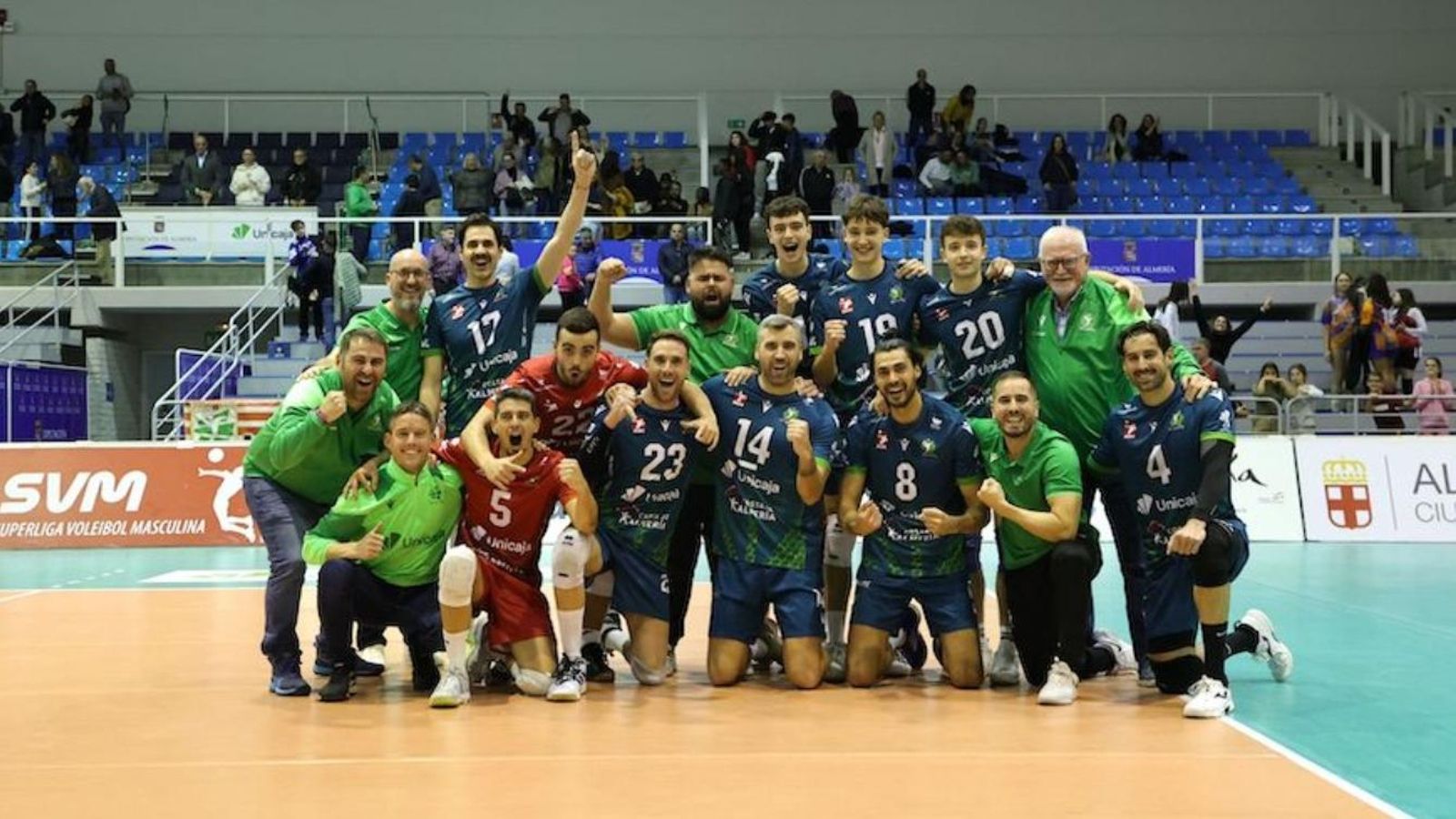 Los jugadores de Unicaja celebran el triunfo de la pasada jornada.
