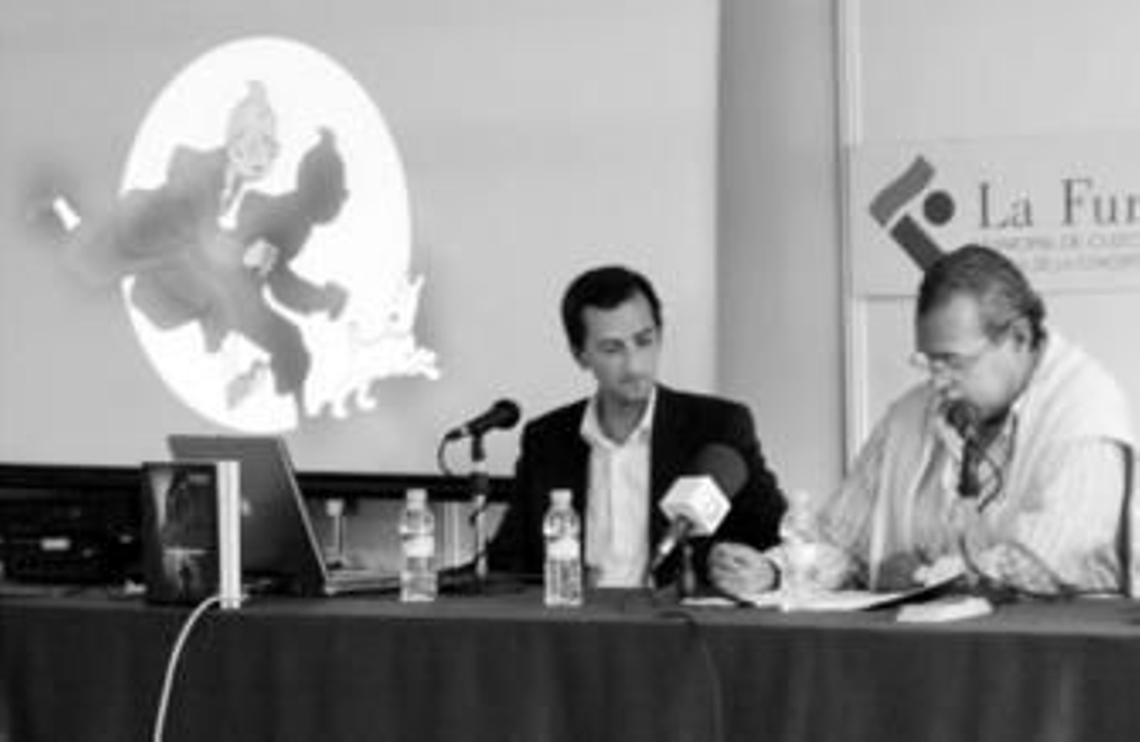 Ángel Gómez Rivero narra su historia como lector ante la mirada del gerente de la Fundación Municipal de Cultura.