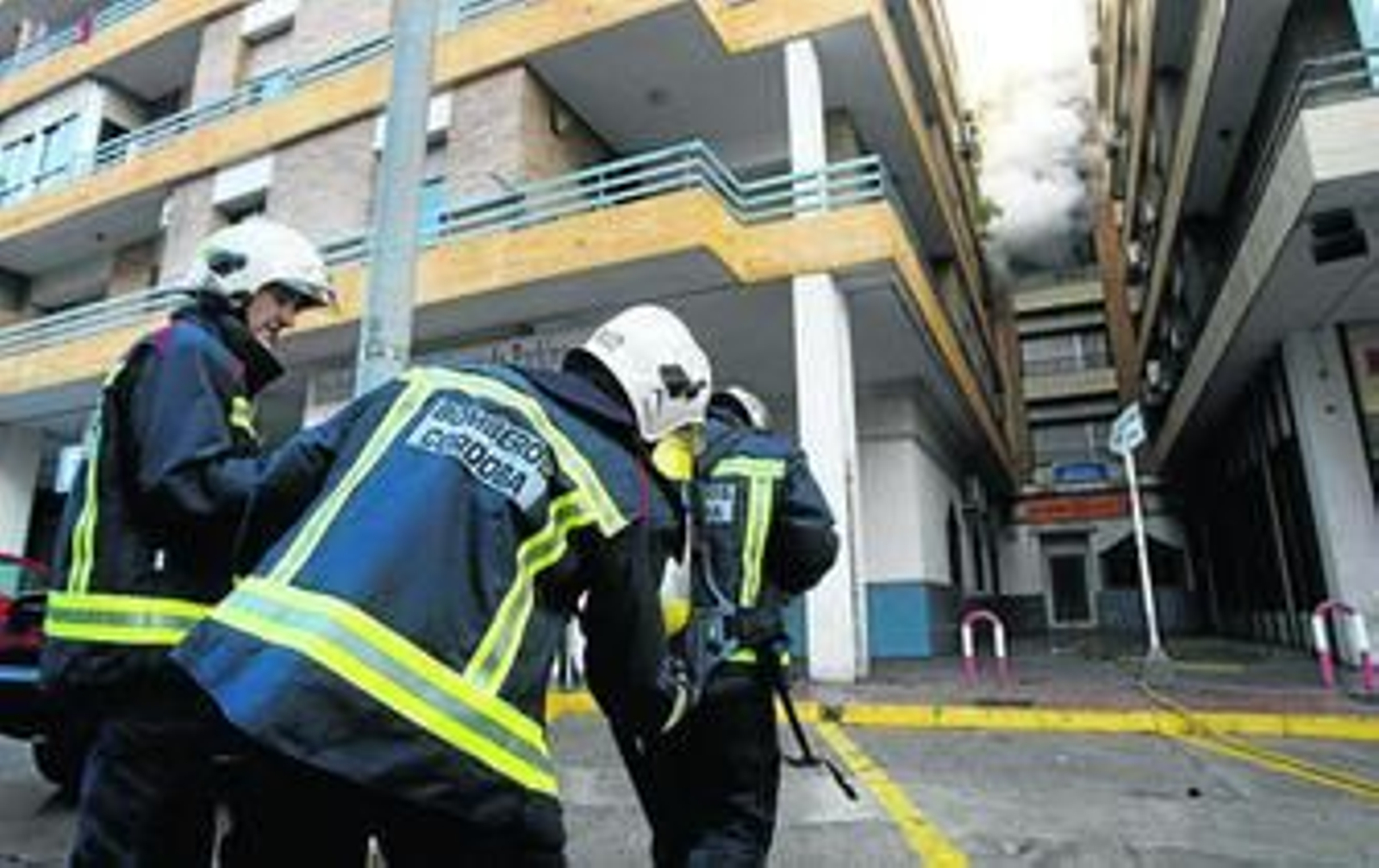 Efectivos del SEIS se preparan para acceder al número 45 de la avenida de las Ollerías para sofocar el incendio.