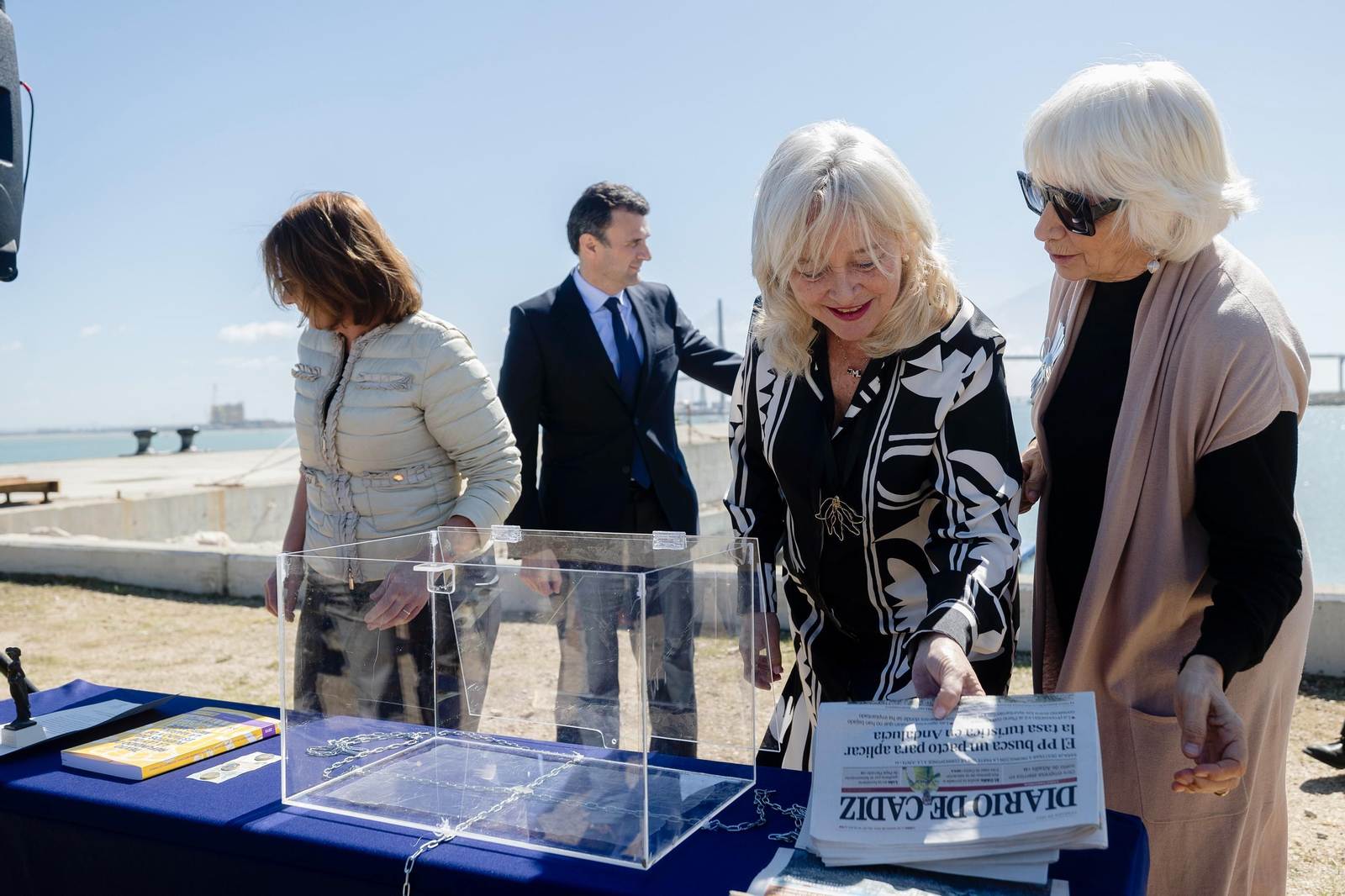 Imágenes del acto de la puesta de la primera piedra de la segunda fase de la ampliación de la nueva terminal de contenedores del puerto de Cádiz