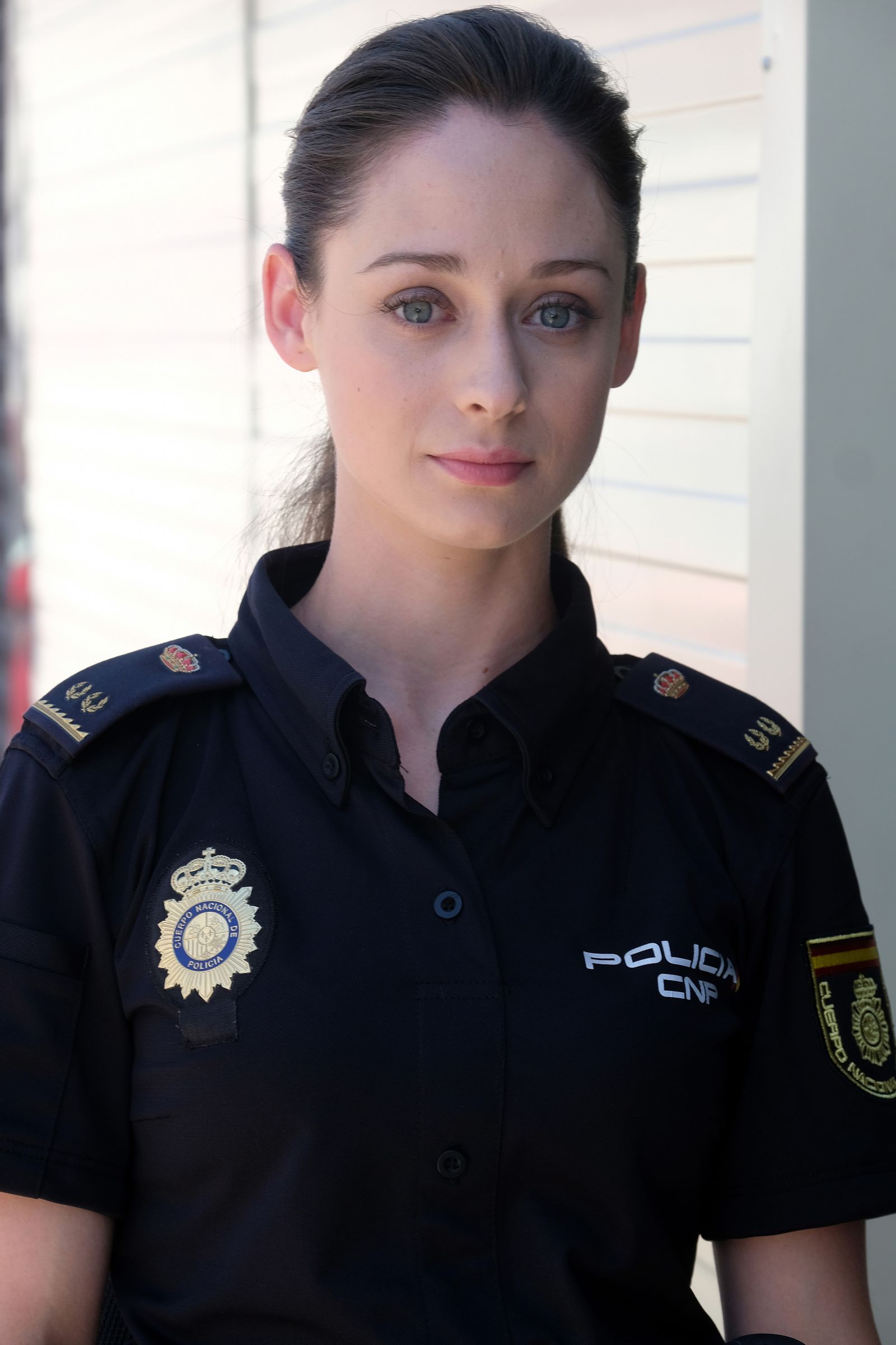 Elena Rivera es la nueva agente Elena Ruiz en 'Servir y proteger'.