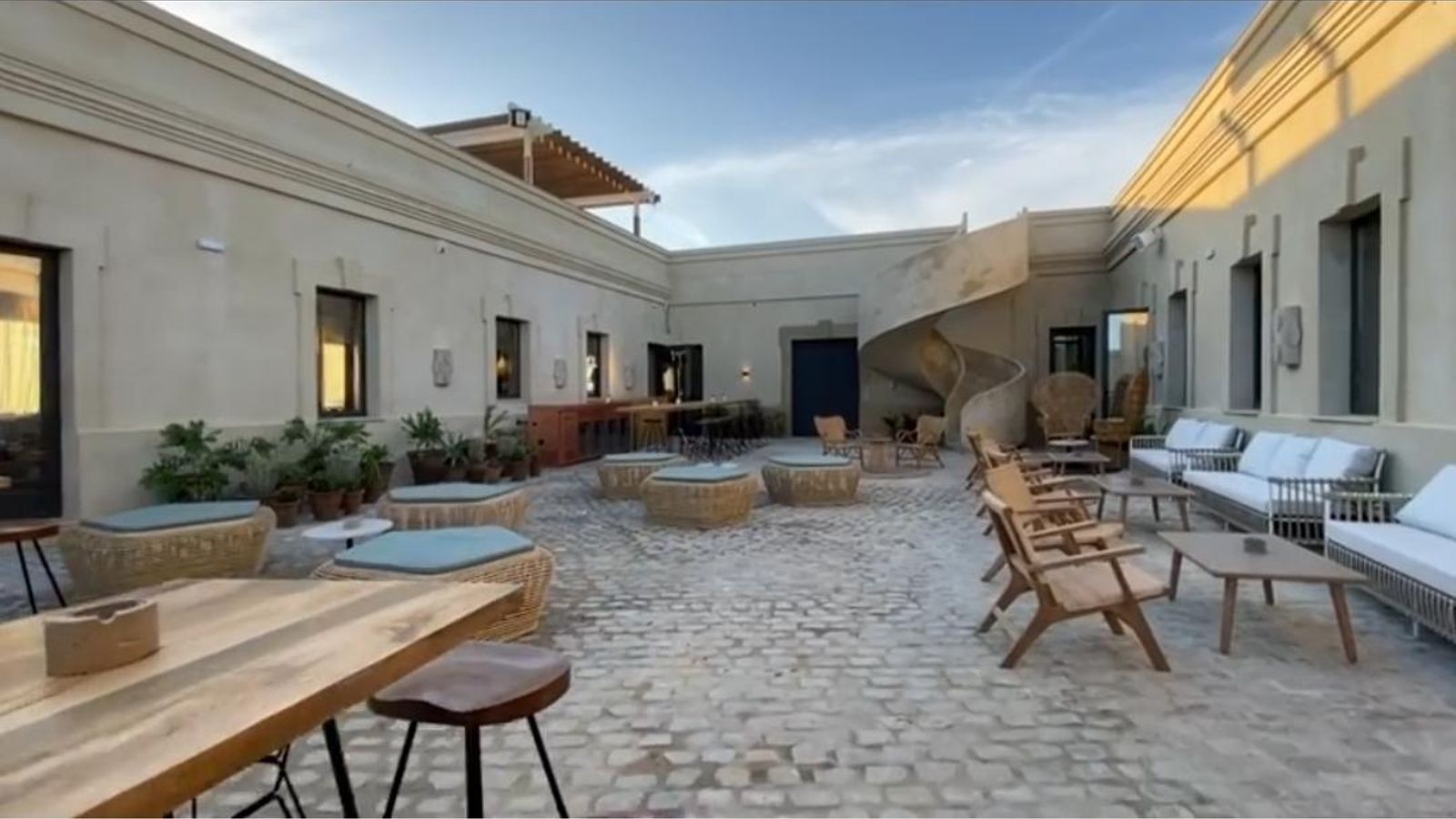 Espacio abierto en el interior del inmueble ubicado en La Loma.